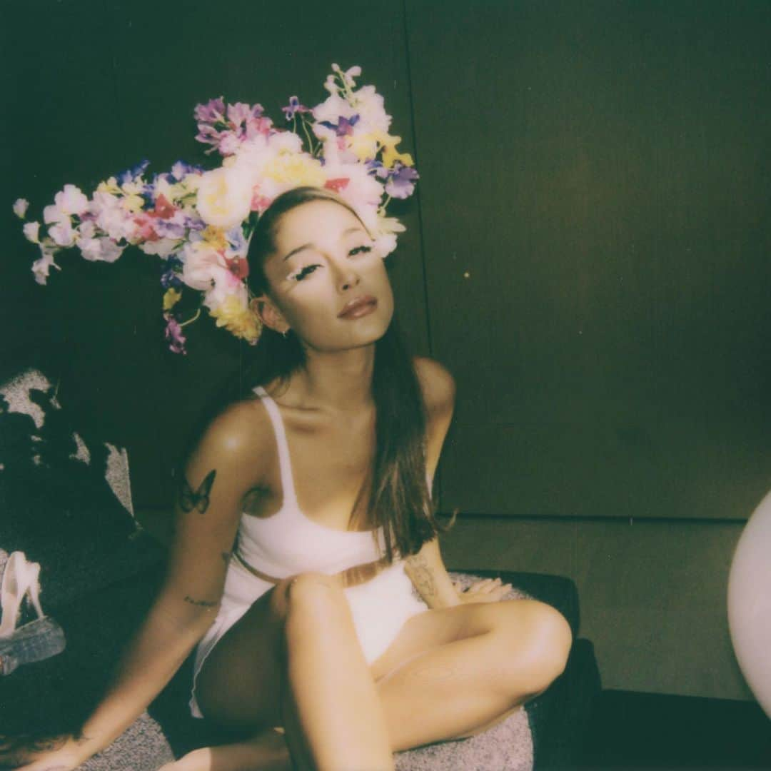 アリアナ・グランデさんのインスタグラム写真 - (アリアナ・グランデInstagram)「my friends and i went with a midsommar theme because help me」6月28日 2時01分 - arianagrande