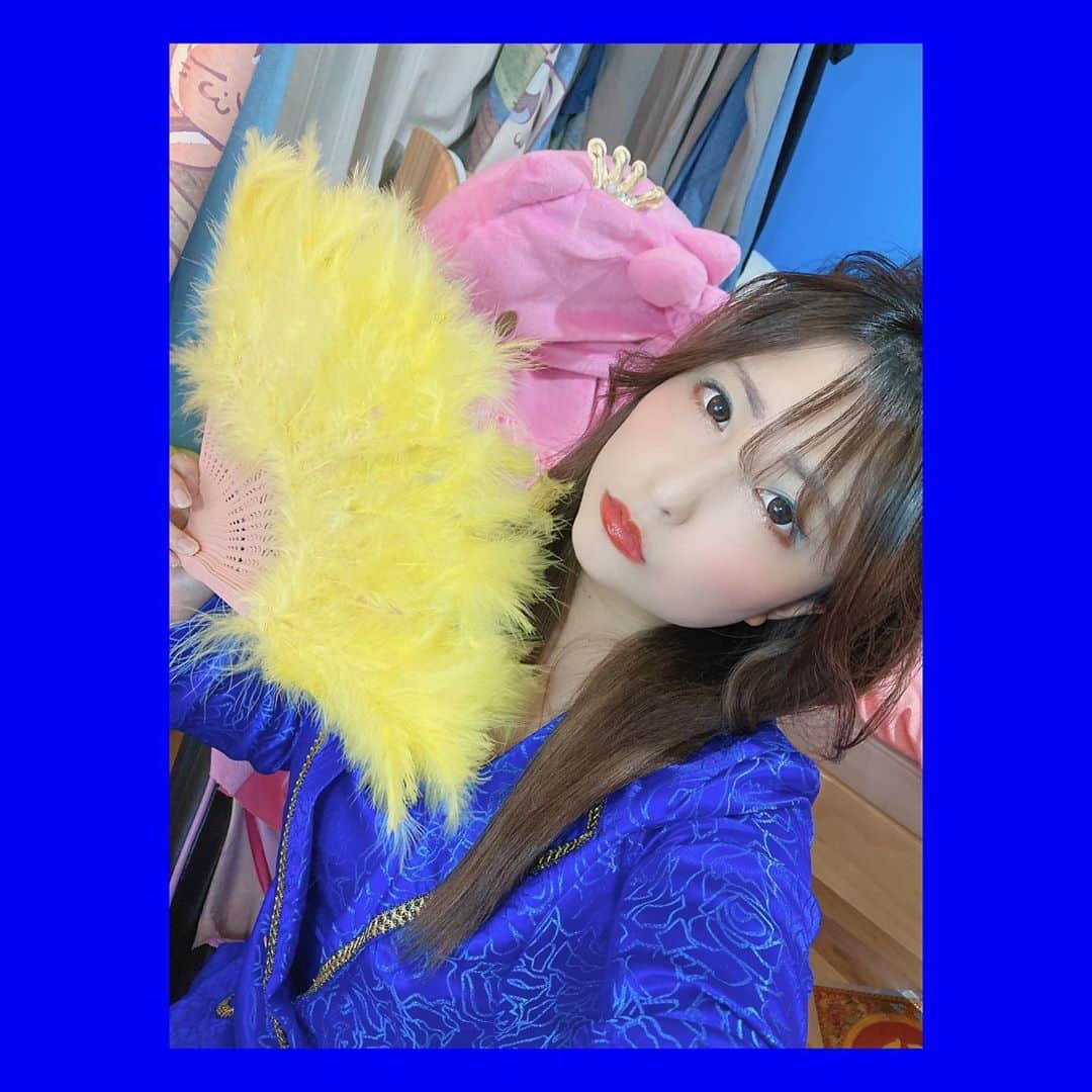 原田真緒のインスタグラム：「﻿ ﻿ バブリーメイクやってみた👩‍🎨﻿ 青シャドーをこれでもかと塗って﻿ 涙袋やアイラインは書かず﻿ 眉毛を思いっきり太く垂れさせた💇🏻‍♀️﻿ 普段のメイクと違って新鮮🥬﻿ ﻿ ﻿ ﻿ #バブリー #バブリーメイク #80年代 #1980 #バブル﻿ #ニート #NEET #PRONEET #japan #はらだん #原田真緒 #instagood  #ファインダー越しの私の世界 #写真好きな人と繋がりたい #ニート #nice #love #Instagood #instadaily #follow #portrait_shot #good_portraits_world #wu_japan #カメラのある生活 #写真で伝えたい私の世界 #blondehair #girl #selfie_time #Instagramjapan  #instalike」