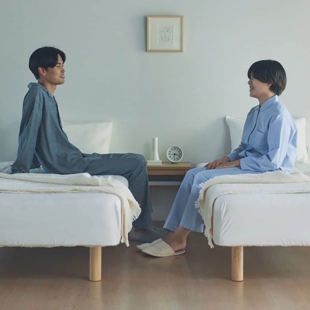 MUJI USAさんのインスタグラム写真 - (MUJI USAInstagram)「[Daily Living Tips] Distinction between everyday activities can be blurred from the time spent in the home.  Make a point to switch into clothes with a relaxing silhouette for the day for productivity, and switch to a comfortable set of pajamas when it's time for sleep. Doing something as simple as this can signal for your body to ease into rest.  #muji #mujiusa #dailylivingtips」6月28日 2時06分 - mujiusa