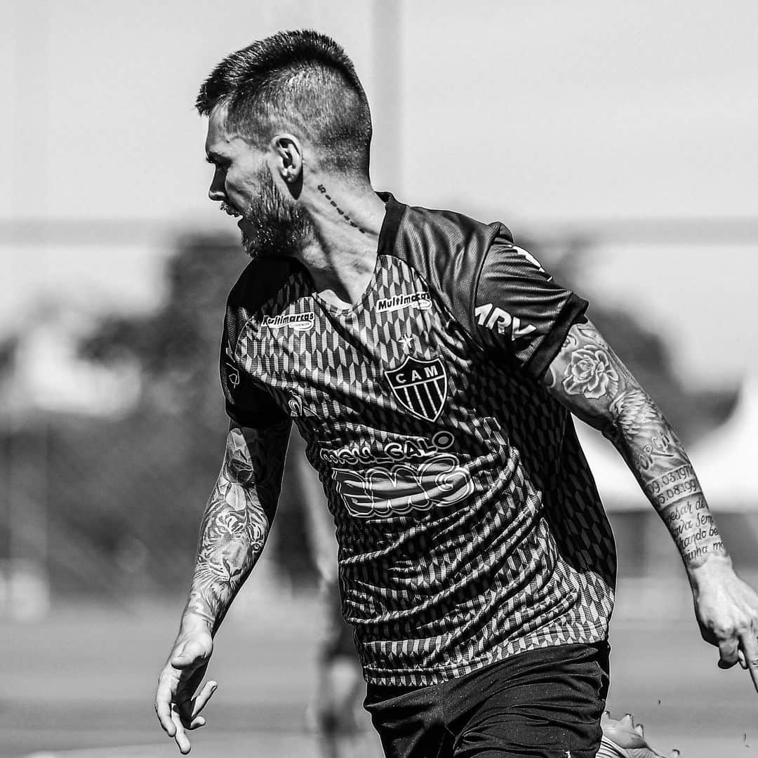 ナタンのインスタグラム：「🖤🐔🤍 • @pedrosouza09 📸💥」