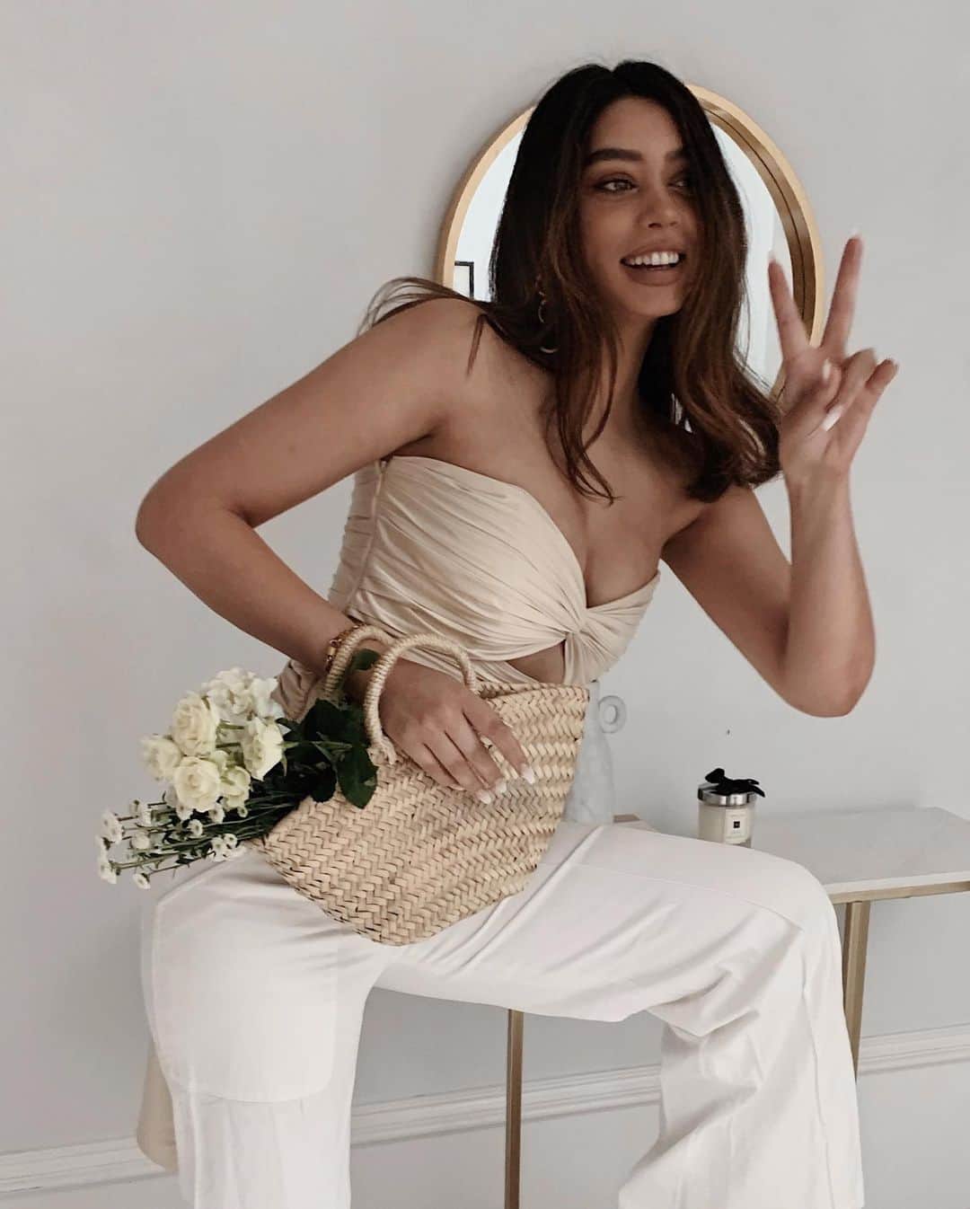 JANICE JOOSTEMAさんのインスタグラム写真 - (JANICE JOOSTEMAInstagram)「Basket of blooms 🤍 I never smile in photos, I don’t even know who I am now. 😂😭」6月28日 2時08分 - janicejoostemaa