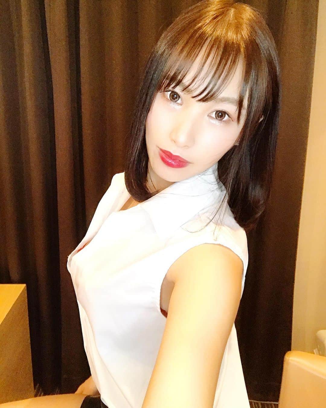 柊木里音さんのインスタグラム写真 - (柊木里音Instagram)「#hotel  #shooting #model #ol #costume  #officestyle  #desk #business  #lady #girl #japan #japanese #cute #beauty #room  #camera #enjoy」6月28日 2時10分 - hiiragi_rion