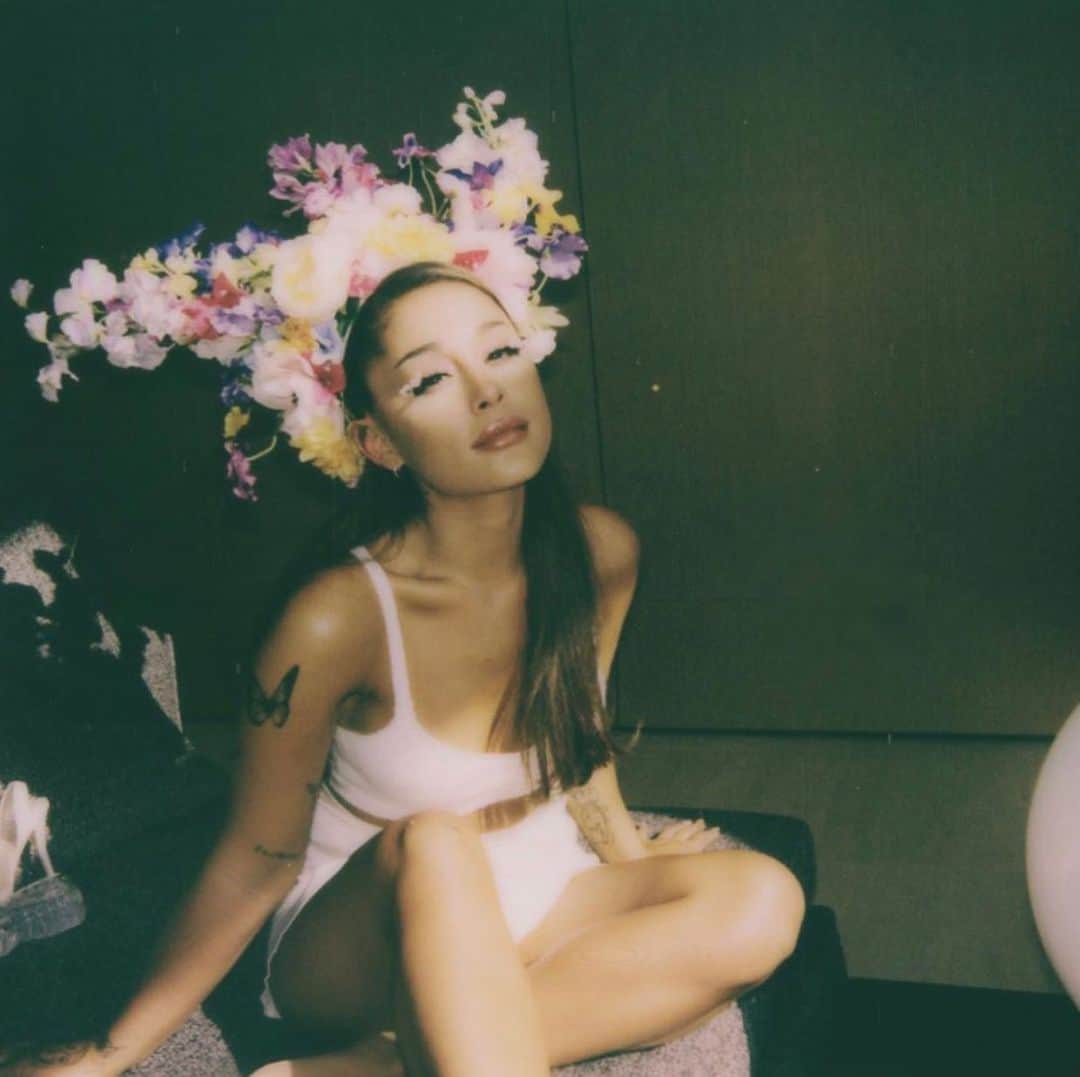 Alfredo Floresさんのインスタグラム写真 - (Alfredo FloresInstagram)「midsommar birthday queen 📸 @arianagrande」6月28日 2時15分 - alfredoflores