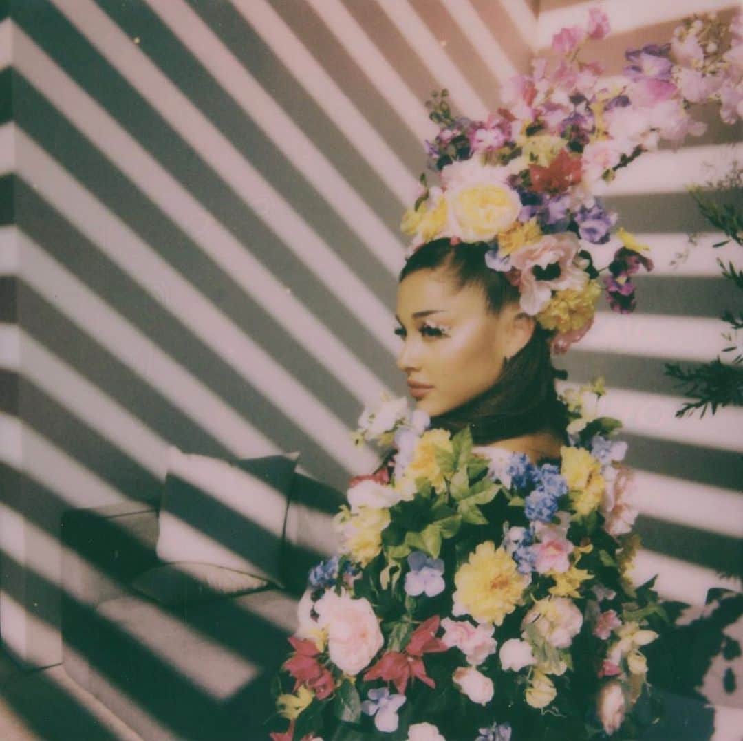 Alfredo Floresのインスタグラム：「midsommar birthday queen 📸 @arianagrande」