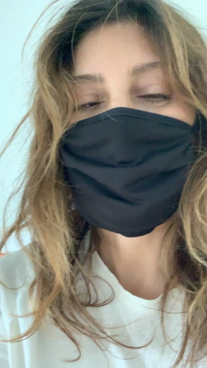 ジェニファー・エスポジートのインスタグラム：「The self centered “it’s freedom of speech” is deeply disgusting. Why this country is in the place it is. If we don’t start caring about our neighbors as much as ourselves and realize we CAN’T flourish without the WHOLE, we will keep losing. When will you get it people!!?」