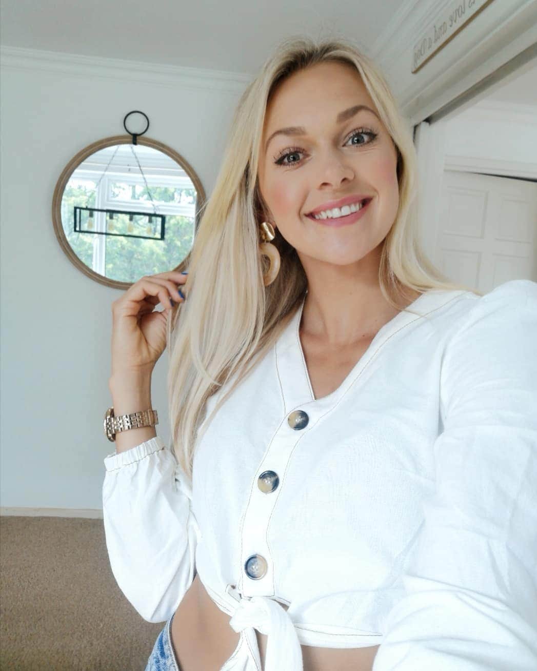 トニア・コーチのインスタグラム：「Dressed up to sit in the garden 🥂 you know how it is 😂」