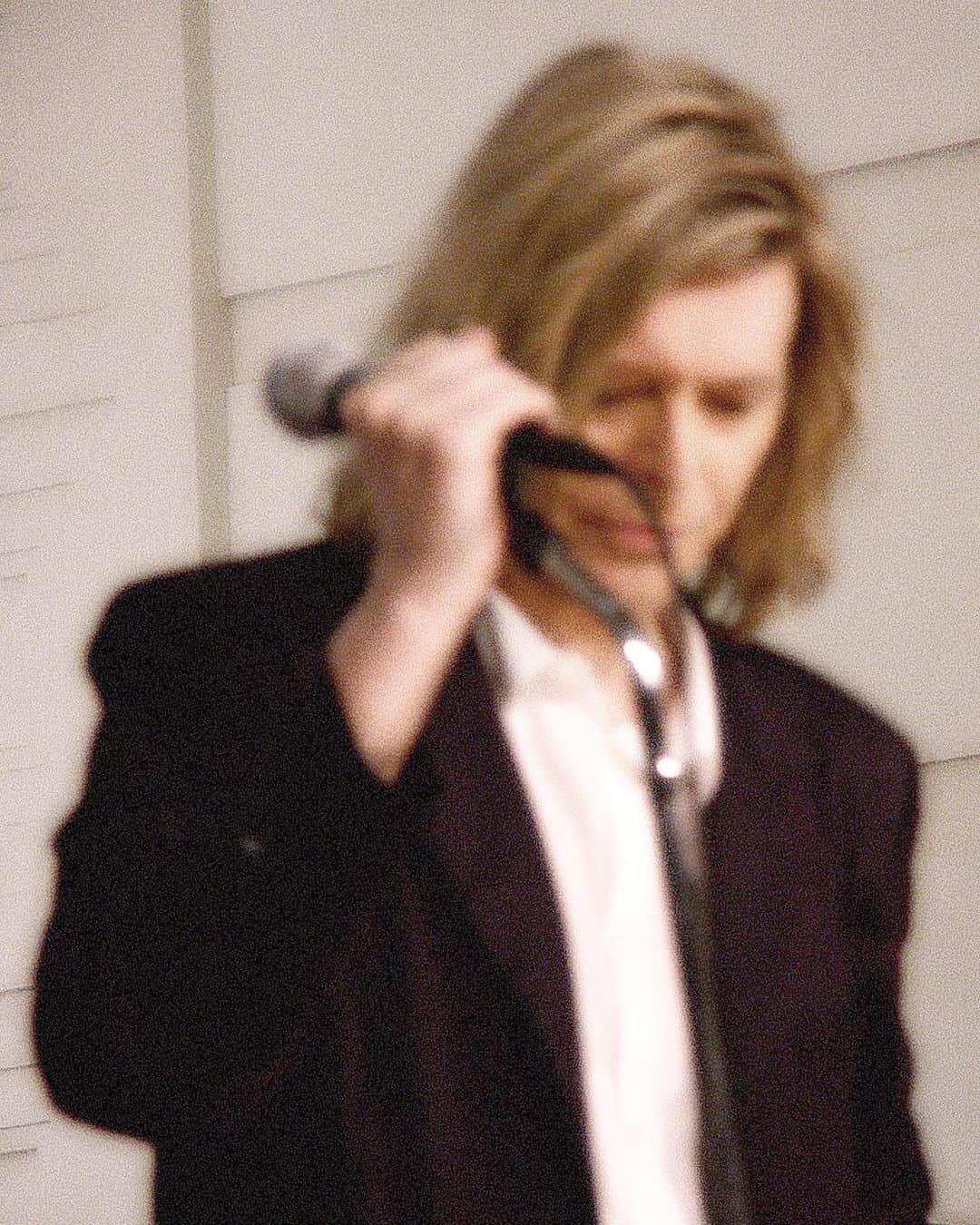 デヴィッド・ボウイさんのインスタグラム写真 - (デヴィッド・ボウイInstagram)「TWENTY YEARS AGO TODAY: BOWIE AT THE BBC “Screaming above Central London…” Two days after his Glastonbury triumph, David Bowie was back in London on 27th June, 2000, for an exclusive performance at the BBC Radio Theatre to an intimate gathering of celebrities and BowieNetters.  Did you catch the broadcast a few months later, or were you lucky enough to be one of those actually there?  Check out the setlist and a few snaps by Total Blam Blam taken on the night.  01 - Wild Is The Wind 02 - Ashes To Ashes 03 - Seven 04 - This Is Not America 05 - Absolute Beginners 06 - Always Crashing In The Same Car 07 - Survive 08 - The London Boys 09 - I Dig Everything 10 - Little Wonder 11 - The Man Who Sold The World 12 - Fame 13 - Stay 14 - Hallo Spaceboy 15 - Cracked Actor 16 – I’m Afraid Of Americans  Encore: 17 - Ziggy Stardust 18 - The Jean Genie (Instrumental version while David left the stage) 19 - All The Young Dudes 20 - Starman 21 - "Heroes" 22 - Let's Dance  #BowieAtTheBeeb  #BowieBBCRadioTheatre  #Bowie2000」6月28日 2時47分 - davidbowie