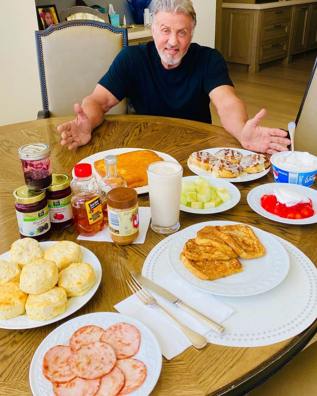 シルヴェスター・スタローンさんのインスタグラム写真 - (シルヴェスター・スタローンInstagram)「Now this is what you call A wonderful all encompassing “cheat meal” prepared by my wonderful daughters...( I plan to work this off a little later in the day, I hope)  #go for it !」6月28日 2時54分 - officialslystallone