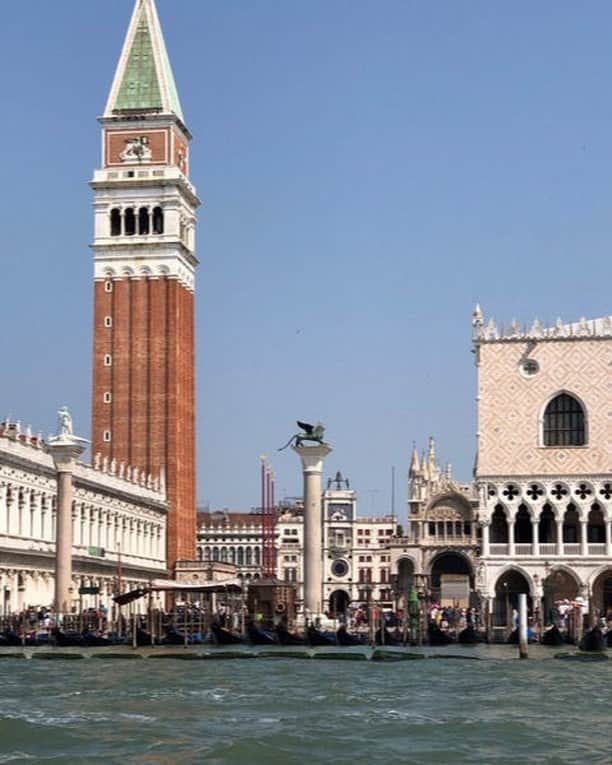 デレクラムさんのインスタグラム写真 - (デレクラムInstagram)「Pre-Fall 2020 inspiration: Arriving in style. Welcome to Venice, even if only in our imagination.  #DerekLam #10Crosby #PF20」6月28日 3時00分 - dereklam
