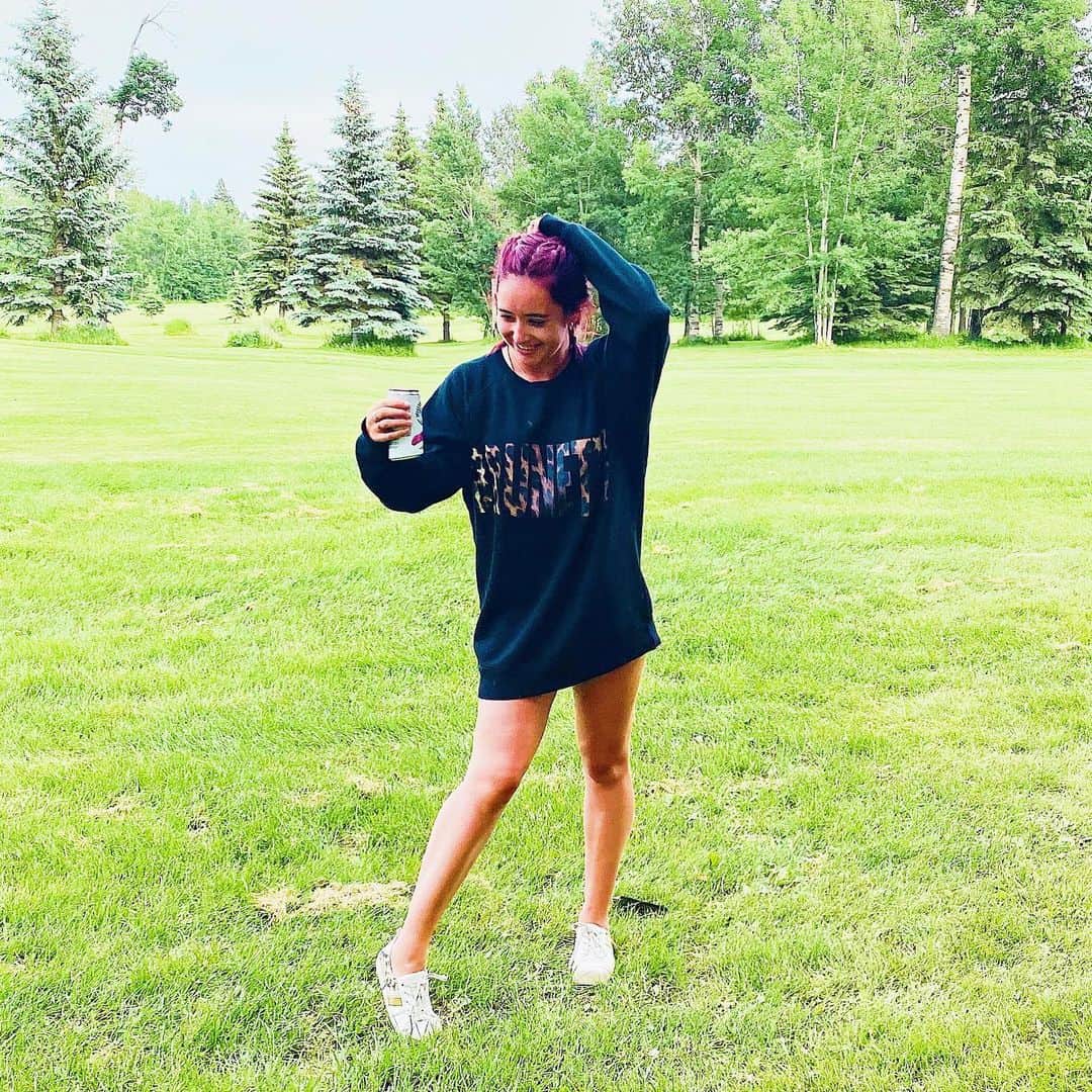 のインスタグラム：「Who needs pants anyways ? #whiteclaw Saturday!」