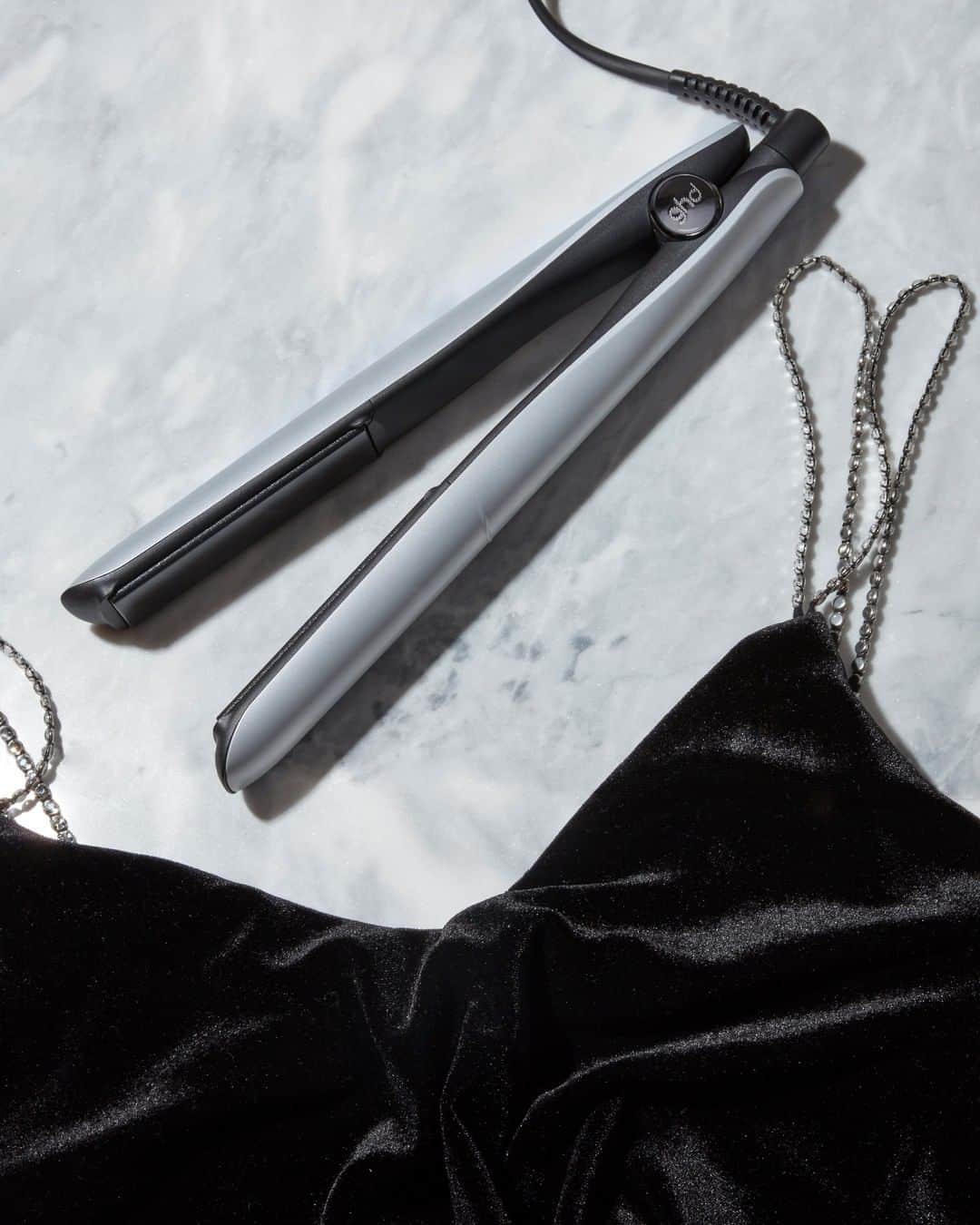 ghd hairさんのインスタグラム写真 - (ghd hairInstagram)「Dreaming of little black dress + wavy hair nights 💭  And what’s just as much of a staple as your LBD? Your ghd styler, obvs. ✨💫 Now with 20% OFF in our summer sale ✨  #ghd #goodhairday #ghdupbeat #hairgoals #hairessentials #summersale」6月28日 3時18分 - ghdhair