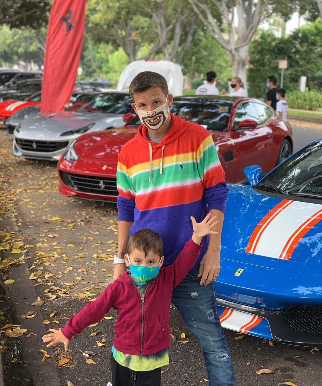 ロブ・ディアデックのインスタグラム：「🎶Faaaather Son Ferrrarrrii Ralllyy🎶 Early morning @ferrari run with Kodah Dash. Thank you to @amirsadrieh and everyone at @ferraribeverlyhills for inviting us out. Love seeing tailor-made Ferraris. Looks like shoe colorways.」