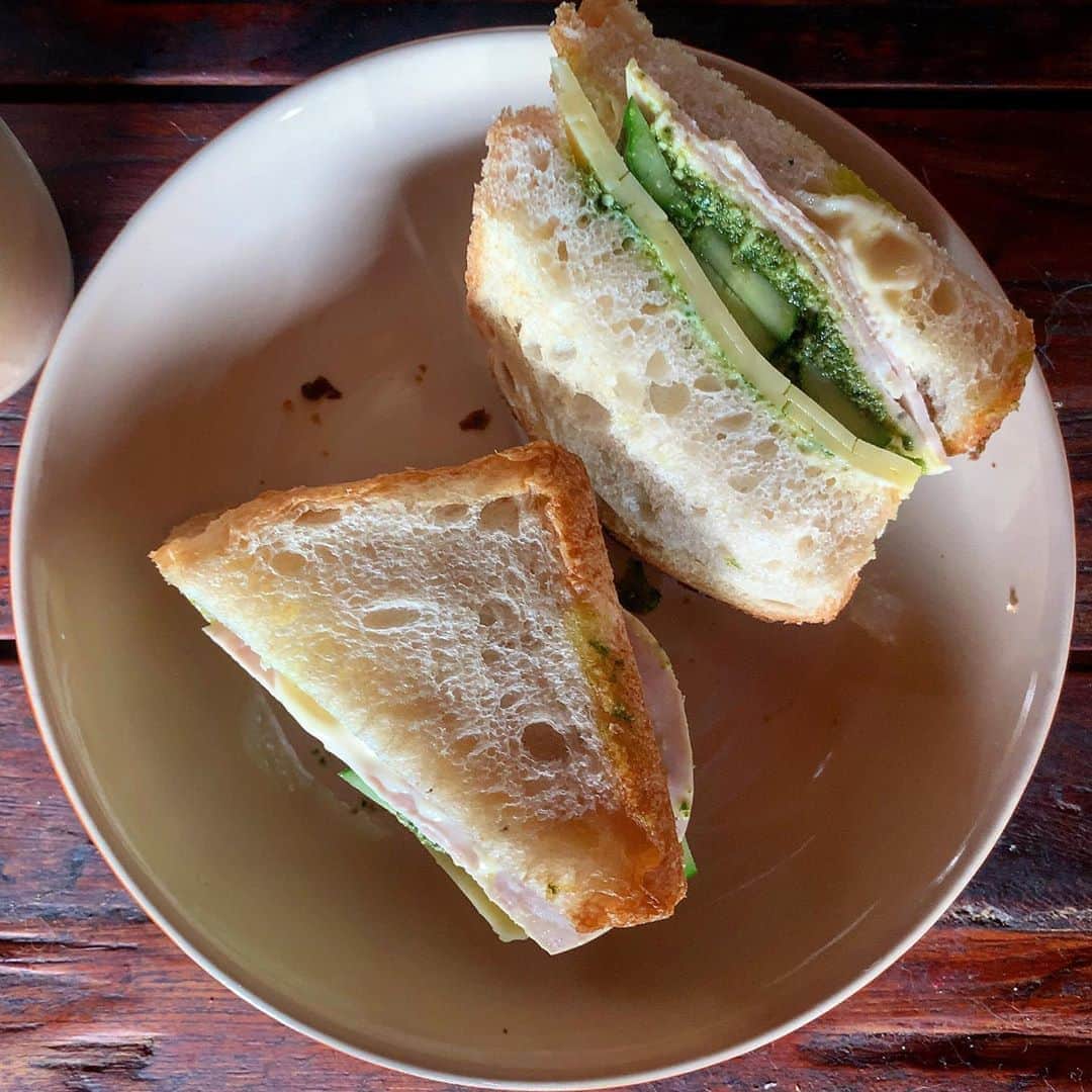 のインスタグラム：「みちょ食堂さんのサンドイッチ。 自家製ペストがたまらん。 #イケウチ家の食卓 #みちょ食堂」