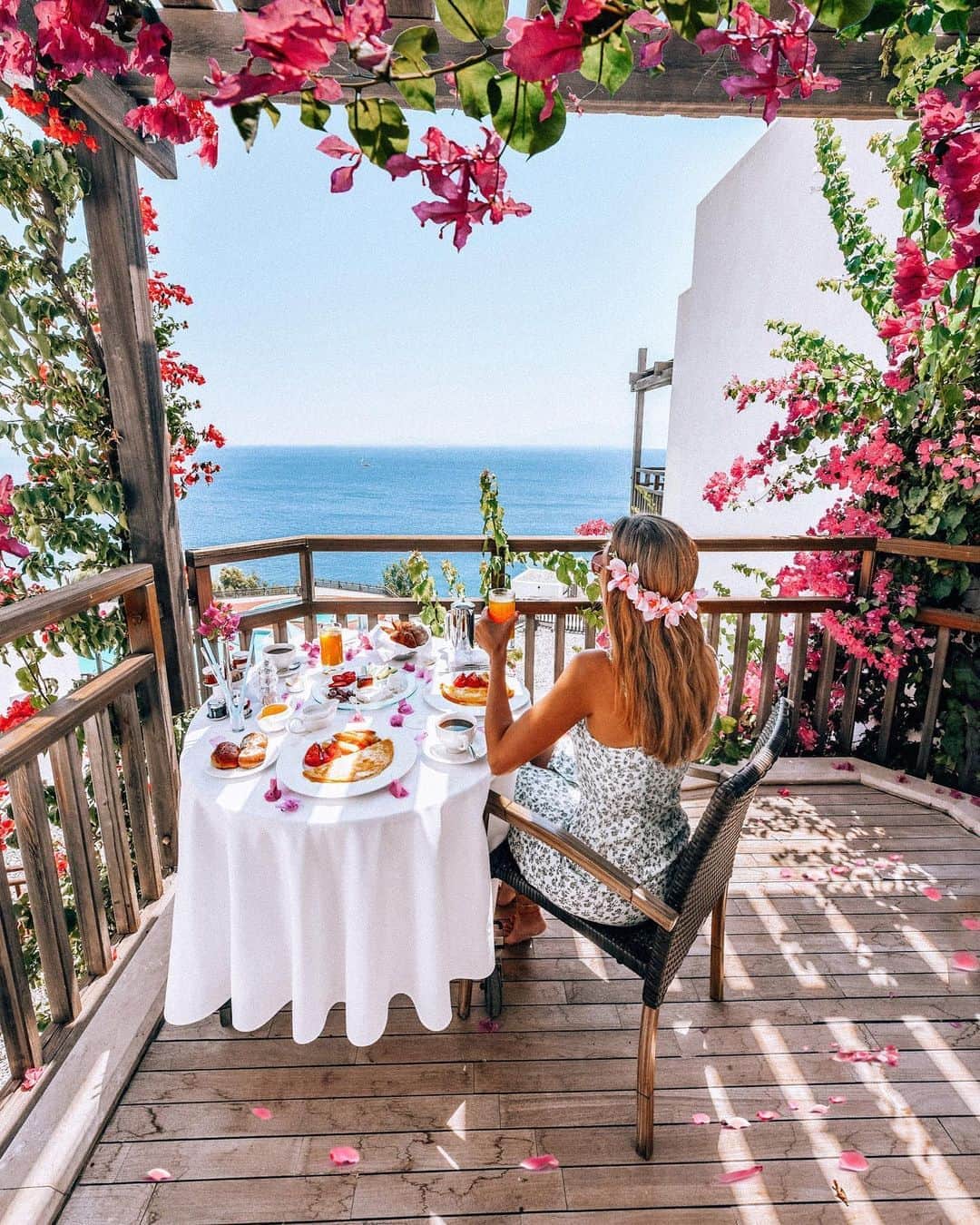 Izkizのインスタグラム：「Dreamy breakfast spot 🌸」