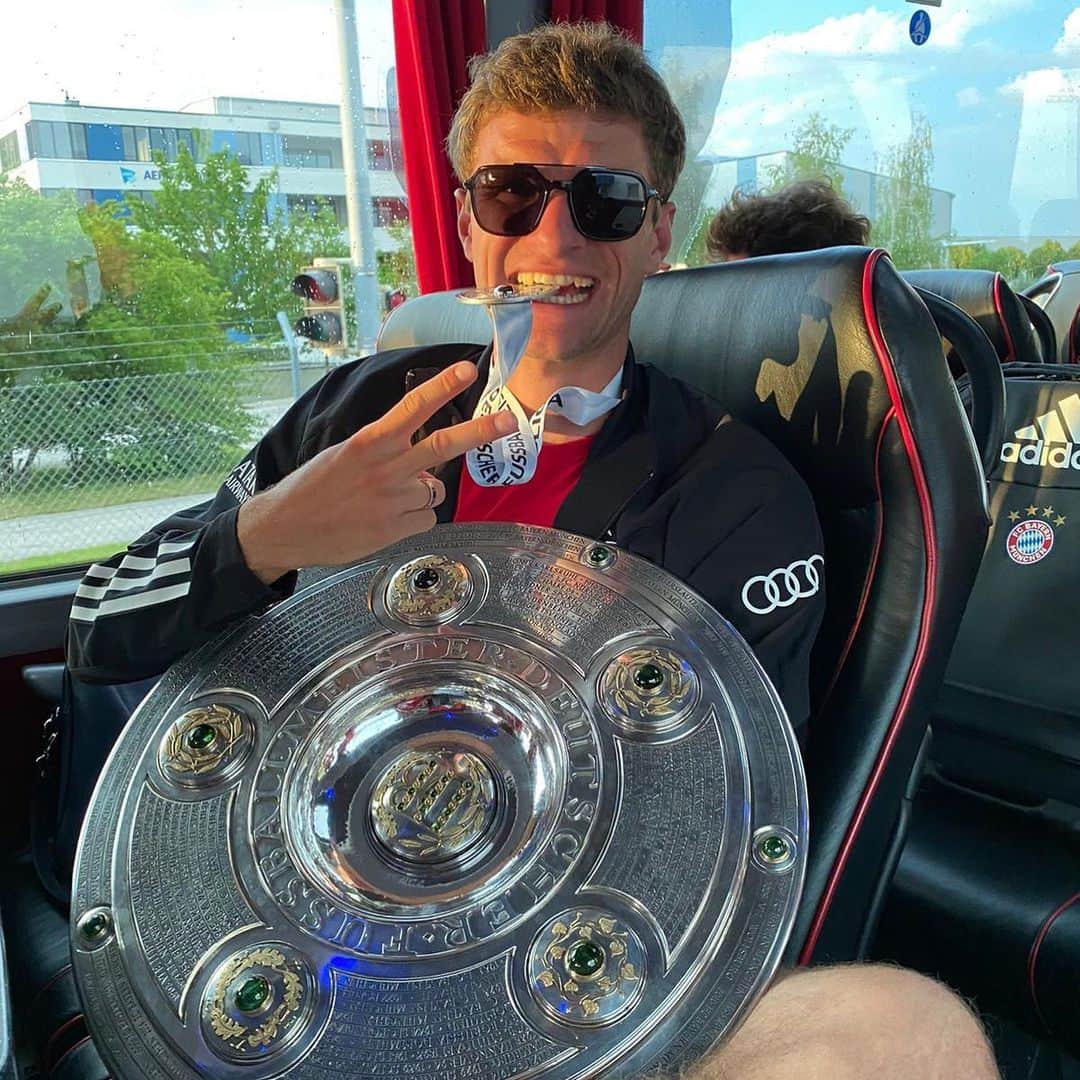 トーマス・ミュラーのインスタグラム：「There is a reason why not everyone likes @fcbayern 🤣🤣😘😘#goodevening #amarschistdieentefett #whatabeutifulday #miasanmia #fashionweek #haircutneeded」