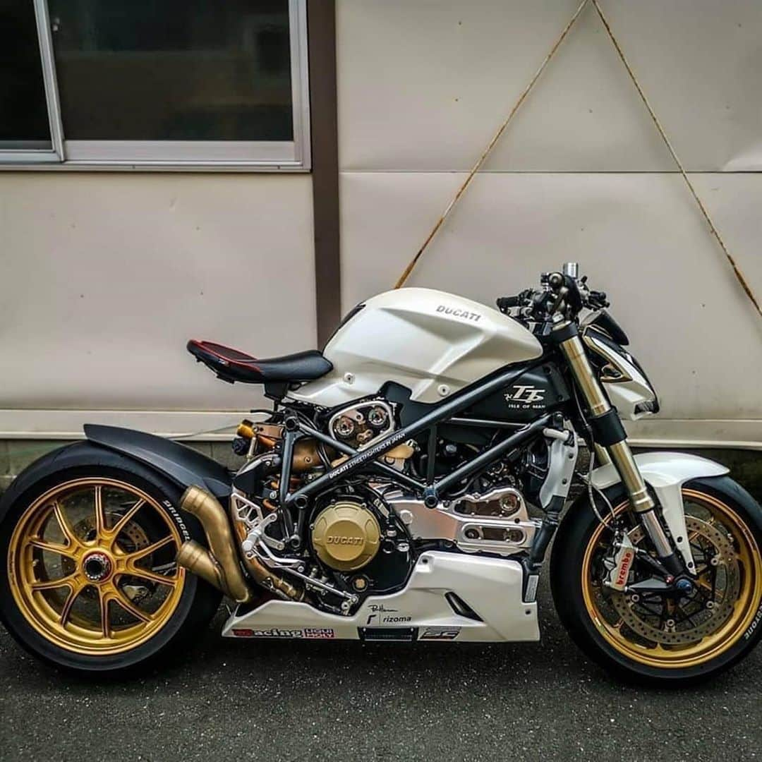 epidemic_motorsさんのインスタグラム写真 - (epidemic_motorsInstagram)「Custom Ducati Bobber Style  Via @motor_dms  #ducatimonster #ducatidiavel #custombike #caferacer #instamotor #motor #ducati #ducatipanigale #caferacersofinstagram #kaferacers #motorbike #classicbike #motor_dms #blacklist #supermoto #classic #pipeburn #cafesofinsta  #hondacaferacer  #caferacerporn #caferacerxxx #bobberstyle #bobberporn #bobberlife #crotchrocket #superbikes @ducati_fanclub _____________ Credit: @motoraddicts _____________」6月28日 3時46分 - epidemic_motors