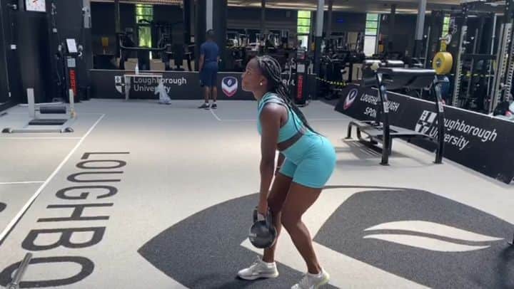 アシャ・フィリップのインスタグラム：「Gym flow 💪🏾 💦⁣ ⁣⁣⁣ I've missed the gym too much! Glad to have got a few sessions in this week though ❤️⁣⁣⁣ ⁣⁣⁣ ⁣ ⁣⁣@Gymshark 🦈⁣ ⁣ ⁣⁣⁣ #Gymgirl #Athlete #GymsharkWomen #Fitness #Workout」