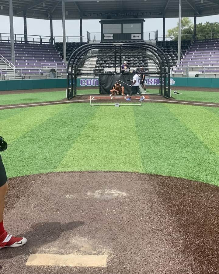 バド・ノリスのインスタグラム：「Always working hard; the grind doesn’t stop 💯 ⚾️ 💪🏼 #Phillies #mlb #mlbpa  Photo credit: @oliverbelche」