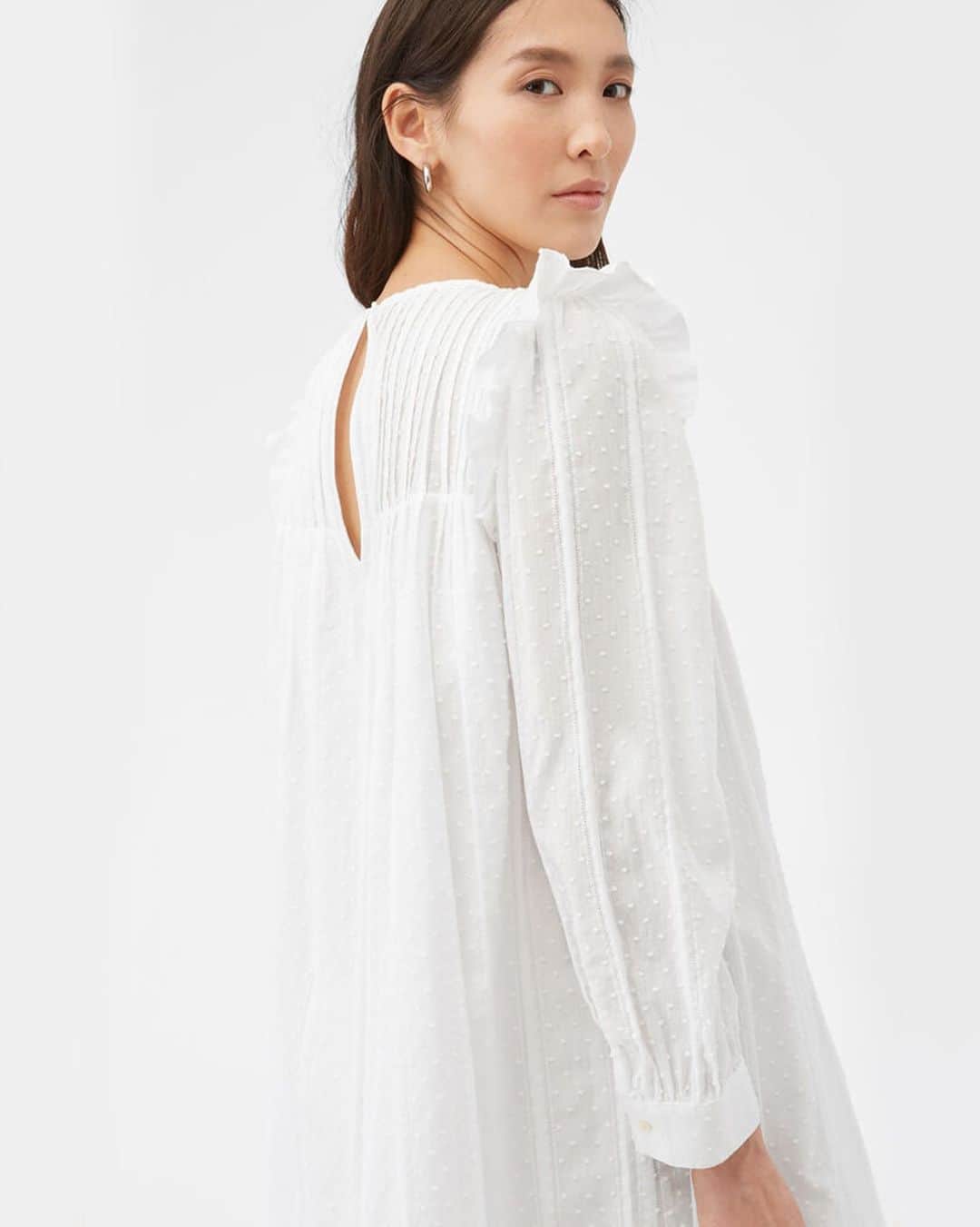 レベッカテイラーのインスタグラム：「The beauty of white embroidery and a breezy silhouette.」