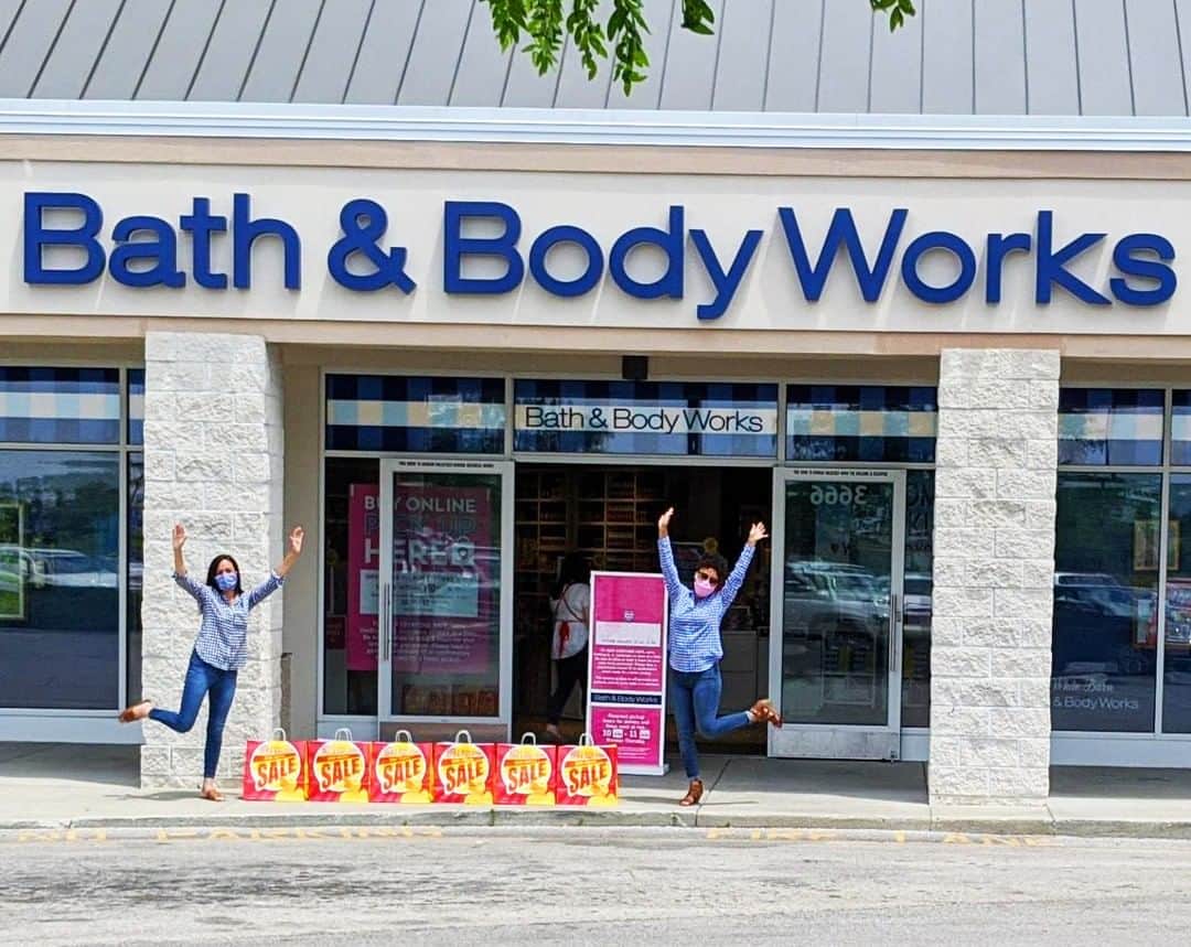 Bath & Body Worksさんのインスタグラム写真 - (Bath & Body WorksInstagram)「In case you were wondering, this is what 6 feet of social distancing looks like! 😉 🛍 💯 Head to our safe shopping Highlight for more tips!」6月28日 4時00分 - bathandbodyworks