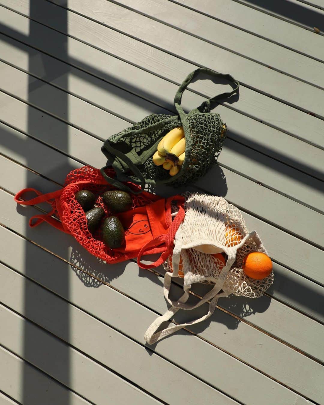 グラフ&ランツのインスタグラム：「For beach days, casual days out, or grocery shopping, the Ami Tote is an easy way to replace those plastics. #sustainableliving」