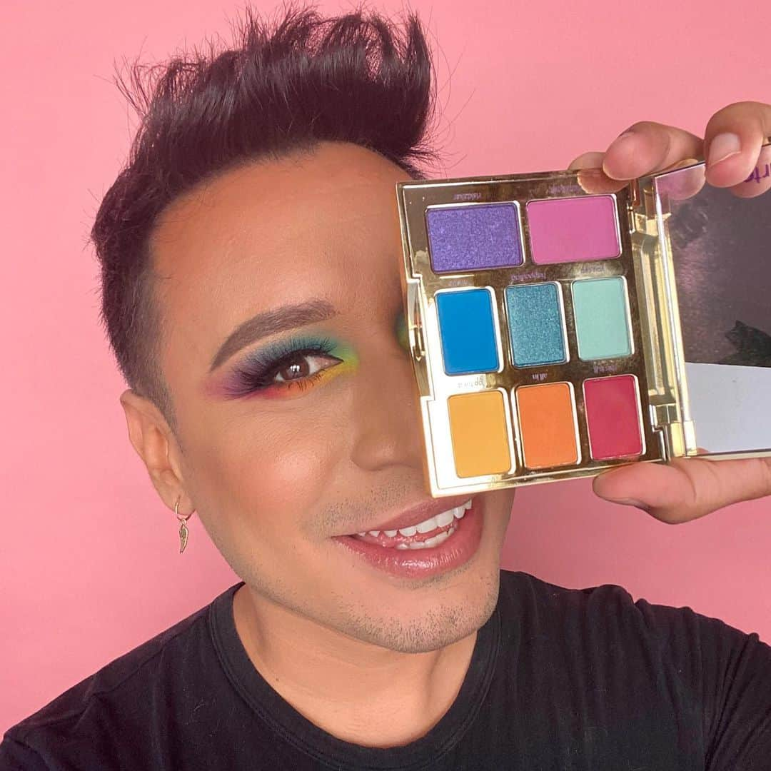 Tarte Cosmeticsさんのインスタグラム写真 - (Tarte CosmeticsInstagram)「Happy #Pride, tartelettes! 💜 🏳️‍🌈 Head to our IG stories to learn how to create this rainbow eye look with our tarte artist, Freddy! #crueltyfree #rethinknatural #tartepride」6月28日 4時05分 - tartecosmetics