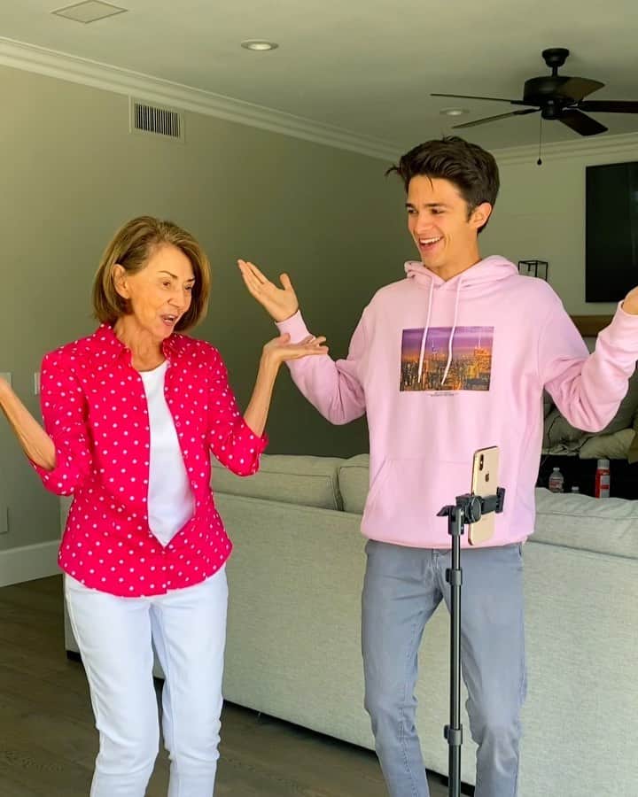 Brent Riveraのインスタグラム：「Enjoy this video of me teaching my grandma tiktoks🤪😂」