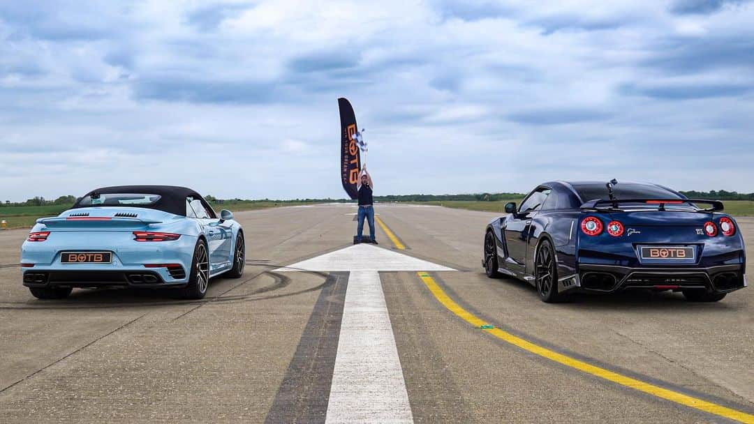 CarsWithoutLimitsさんのインスタグラム写真 - (CarsWithoutLimitsInstagram)「700BHP NISSAN GTR TAKES ON A PORSCHE 911 TURBO S IN THE LATEST DRAG RACE FROM @888MF #carswithoutlimits #nissangtr #porsche #911turbos」6月28日 4時14分 - carswithoutlimits