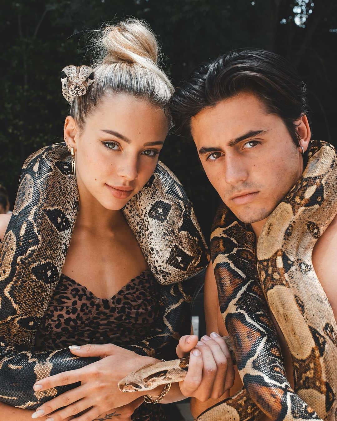 チャーリー・ジョーダンのインスタグラム：「No that’s not a flower in my hair 😂 always so humbled when I’m around exotic animals. It’s such a privilege to be able to come in contact with them 🐍 homie and I lookin right at ya  @revolve」