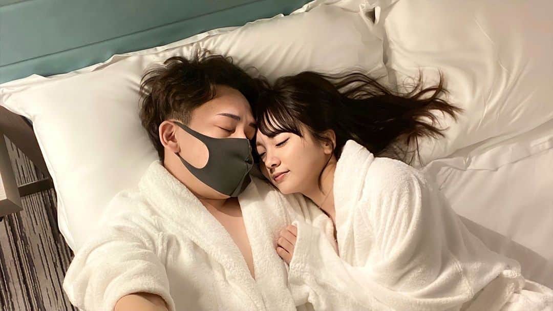 カブキンのインスタグラム：「同棲始めたけど ベッドがないので ホテルにきた。  #婚活  #婚活YouTuber  #結婚期限まであと1日  #自撮り棒  @shoko_hamada」