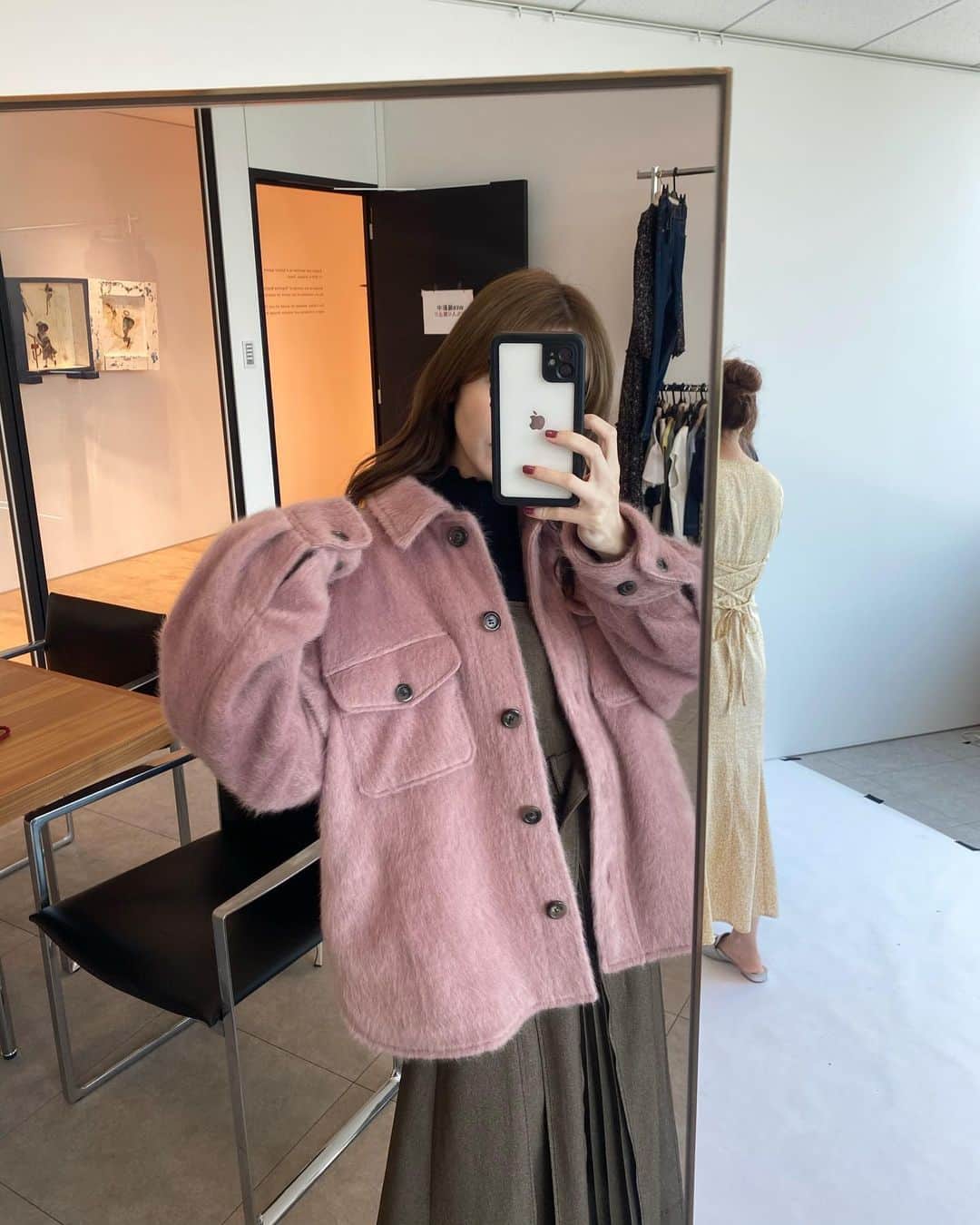 平木愛美のインスタグラム：「かわいい⚪️ カーキなワンピース合わせで、オトナに着られるピンク。おっきいシルエットも可愛い。  なんだかこの頃、こうして鏡ごしでのスマホを向けてのこんな写真多めかな？  お洋服可愛いんですもの。ぱしゃっ！と撮りやすくて⚪️」