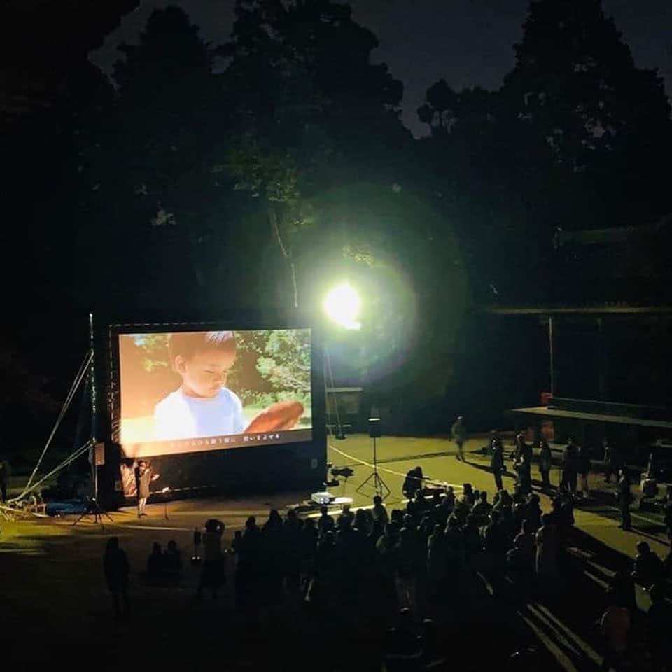 のインスタグラム：「2020年8月8日〜10日 LIFE Education リトリートを阿蘇にて開催します☺️ 8月8日、阿蘇の葉祥明美術館にて LIFE  Eduaationオープニングセレモニーとして LIFEいのち特別野外上映会とスペシャルゲストとの トークイベントを開催します☺️ 特別野外上映は書写山に続く第二弾🌈😉 8月8日のオープニングセレモニーは 人数制限は設けていませんが リトリートメンバーは少数制になります。  先程インスタLIFEで発表して すでにいっぱいになりそうですが 参加できる方はラッキー🌈です 参加ご希望の方はお早めにメッセージ下さい☺️ info@feelandsense.co  LIFE Educationリトリートメンバーは 8月8日の夜の打ち上げから参加していただき 2泊3日の忘れられない旅を体験します^_^  LIFE Educationのプログラム予定内容は ⭐️Selflink ⭐️EarthLink  プログラムを予定しています。  参加者の必要に応じて、 アレンジしようかとは思っています。 詳細はこれからアップしていきます。  お楽しみに！ https://www.life-planetarium.com/  #life#lifeいのち #熊本 #野外上映 #阿蘇 #阿蘇葉祥明美術館 #書写山 #リトリート #ライオンゲート #特別上映 #橋本昌彦」