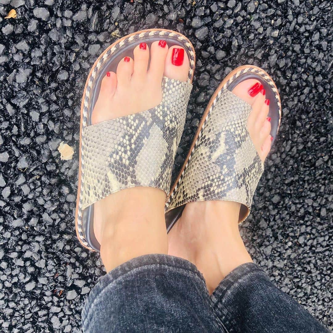 大桑マイミのインスタグラム：「雨やんで遠ーくの方に青空みえる🙌 散歩にサンダル。先日nail＆睫毛のケアに @salonbdaikanyama  にいきました。　息子の一番好きな色赤を　手はピンクのクリアミラー 元気に梅雨を越せるカラーチョイス。子供達、可愛い色だね〜と反応してくれました。 #nail #気分あげるため」