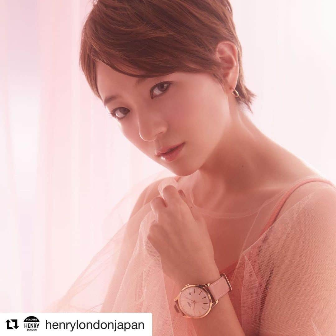 伊藤千晃さんのインスタグラム写真 - (伊藤千晃Instagram)「ヘンリーロンドンから淡いピンクの時計が登場✨  つけると更に可愛い時計です☺️❤️ #Repost @henrylondonjapan with @get_repost ・・・ ・ SHOREDITCH『ショーディッチ』 ・ 淡いピンクをオパールのような光沢感で仕上げた文字盤は、女性がワクワクするようなカラーリング💓 ベルトには柔らかなヌードカラーのレザーを使用しています🎀✨ ・ HL39-S-0156 ・ ・ @kikichiaki ・ #伊藤千晃 #ヘンリーロンドン #henrylondon #henrywatches #gift #watch #jewelry #london #england #ギフト #腕時計 ＃時計 #ジュエリー #⌚ #shoreditch #ショーディッチ #pink  #ピンク」6月28日 15時18分 - kikichiaki