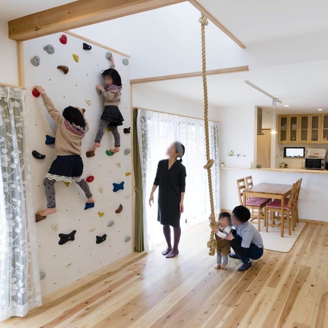 のインスタグラム：「🏡 「雨の日でも子どもたちが楽しく遊べる家にしたい」と、リビングにはロープとボルダリングウォールを設けた。 日課のように、体を思い切り使って遊んでいるそう。 子どもの運動不足には抜群！！ ・ ------------------------------------------- 🏡LINE友達追加 毎週イベント情報や豆知識を配信♪ こちら👉@sh.lineinfo ------------------------------------------- 🏠さつまホームメインページ オシャレな施工例を配信中！ こちら👉@satsumahome ------------------------------------------- 🏠さつまホーム資料請求専用ページ 資料請求ご希望の方は こちら👉@sh.request ------------------------------------------- 🏠さつまホームイベント専用ページ イベント情報・予約をご希望の方は こちら👉@sh.eventinfo ------------------------------------------- ・ #さつまホーム #無添加住宅 #漆喰 #無垢床 #goooodhome #リビング #リビングインテリア #リビングダイニング #リビング学習 #運動不足解消 #運動不足 #ロープ #ボルダリング #運動 #室内遊び #ダイニング #ダイニングラム #ダイニングキッチン #カーテン #キッチン #キッチンインテリア #キッチン雑貨 #ピアノ #吹き抜け #吹き抜けリビング #吹抜け #吹き抜けのある家 #遊びたい #遊び #ロッククライミング」