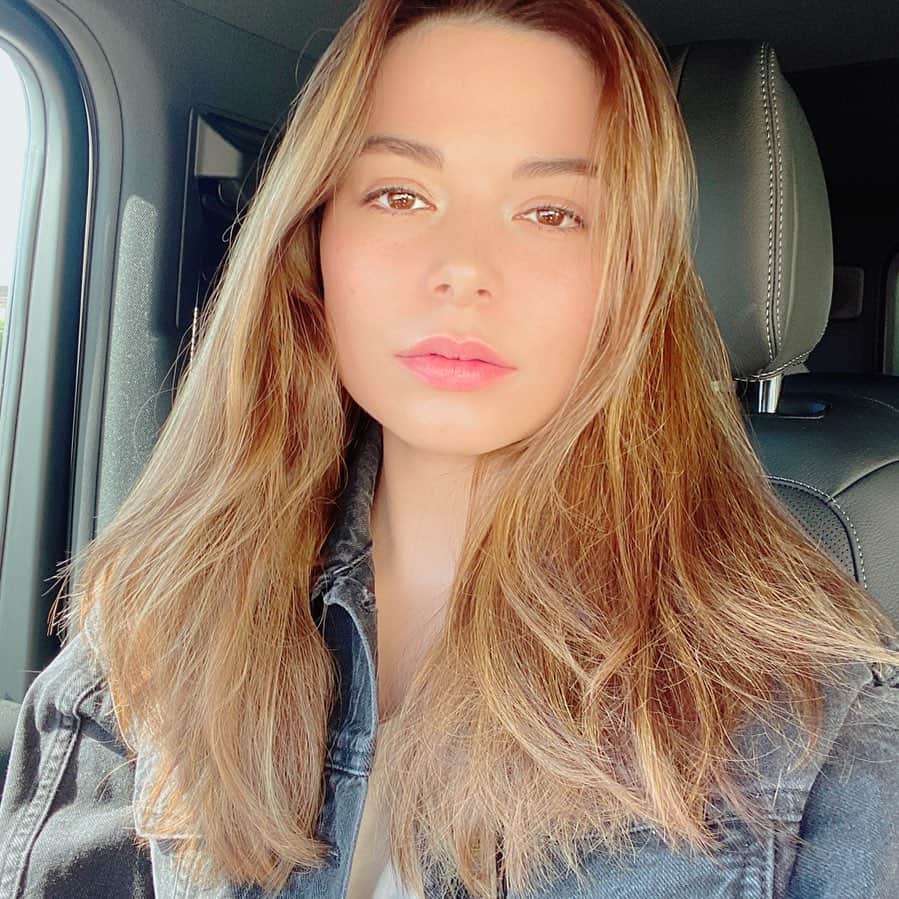 ミランダ・コスグローヴのインスタグラム：「✌🏼」