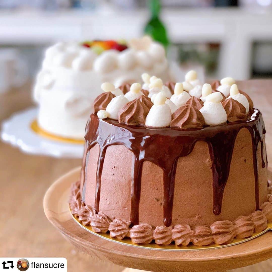 クスパさんのインスタグラム写真 - (クスパInstagram)「#repost @flansucre ・・・ 2020.6.26＊バースデーケーキ＊ ・ ・ ・ 今日はバースデーケーキ2台を作りました。 白いクリームは友人用に。 チョコクリームは私の母用に。 ・ ・ ・ #cake#birthdaycake #お菓子作り #手作りお菓子 #手作りケーキ #マカロニメイト#お誕生日ケーキ#プレゼント#パティシエカメラ部#stayhome#千葉#船橋#お菓子教室#おかしな時間#千葉#船橋#ありがとう#おうちカフェ#クスパ」6月28日 14時15分 - cookingschoolpark