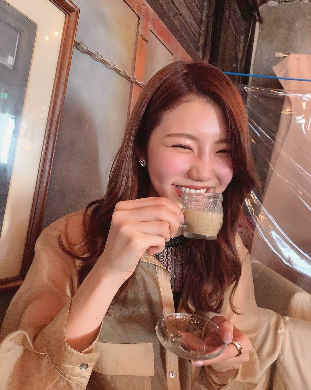 のインスタグラム：「おっはみ〜☀️☀️ コップ小さすぎて 笑い止まらない竹内氏。 1人で楽しそうだね〜ってマストで言われます。実際1人ですごく楽しめるタイプだけれど、周りに人がいるだけでとっても楽しくなれる🐯それは、そろそろ皆様もお察しの頃？ 今日もみんなをお日様のように照らすね☀️ . . １日のご飯何食べてるの？と言われるので。 朝7:30 豆乳ヨーグルト　フルーツ(片手に乗るくらい) 昼　か　夜　どちらか1食(すきなもの) .  こんな感じで暮らしています。 飲むものはお水か炭酸水かプロテイン☺️ ご飯は自炊が好きなんだけれど、最近は宅配にハマってる💗アサイーボウルとか、焼き鳥とかタイ料理とかあるんだよ〜すごいよね！！！ お家でご飯作るときは、タンパク質>糖質>脂質　になるように、脂質があまりないように食材選んでいるよ😊もちのろん野菜とお芋はマスト！  #美容好き #モデル#撮影#撮影モデル#モノクロ#被写体#韓国ファッション #photo#shooting#beautiful #missuniverse#missuniversejapan #follow #셀카#얼스타그램#좋아요#좋아요반사#소통#팔로우환영#오오티디#오늘의훈녀#食事制限 #ダイエット#ダイエットメニュー #ダイエット部」
