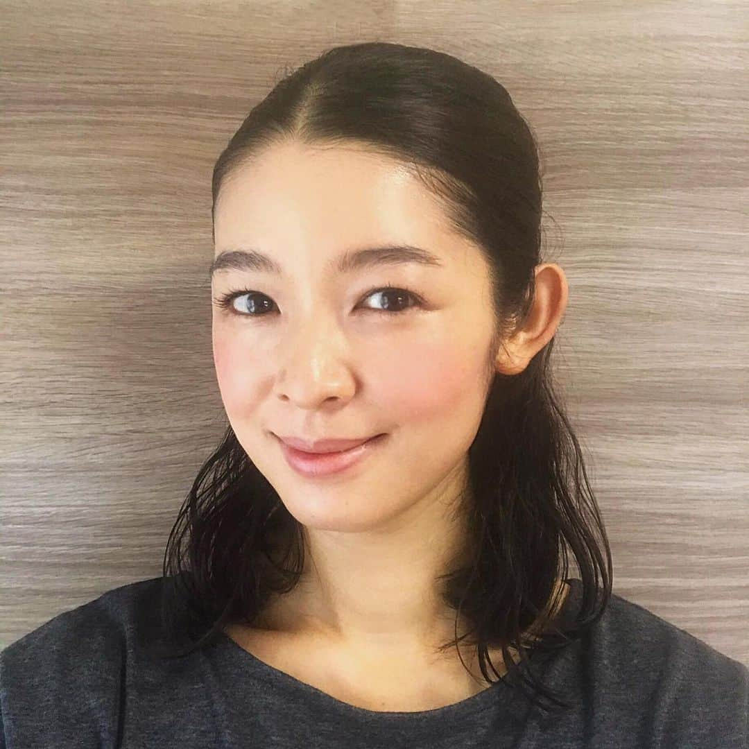 藤澤恵麻さんのインスタグラム写真 - (藤澤恵麻Instagram)「今回の愛用品紹介は、チーク。  TV&Movieのモイストミネラルパウダーチークは、天然美容成分が豊富でお肌に優しく保湿力も優れています。  チークは、あまりラメの入っていないものが好きで、カラーはこのエレガントピンクがお気に入りです。  #恵麻 #ema #tvandmovie #チーク #モイストミネラルパウダーチーク #エレガントピンク #コスメ #化粧品 #メイク #makeup #美容 #beauty」6月28日 14時28分 - ema_fujisawa_official