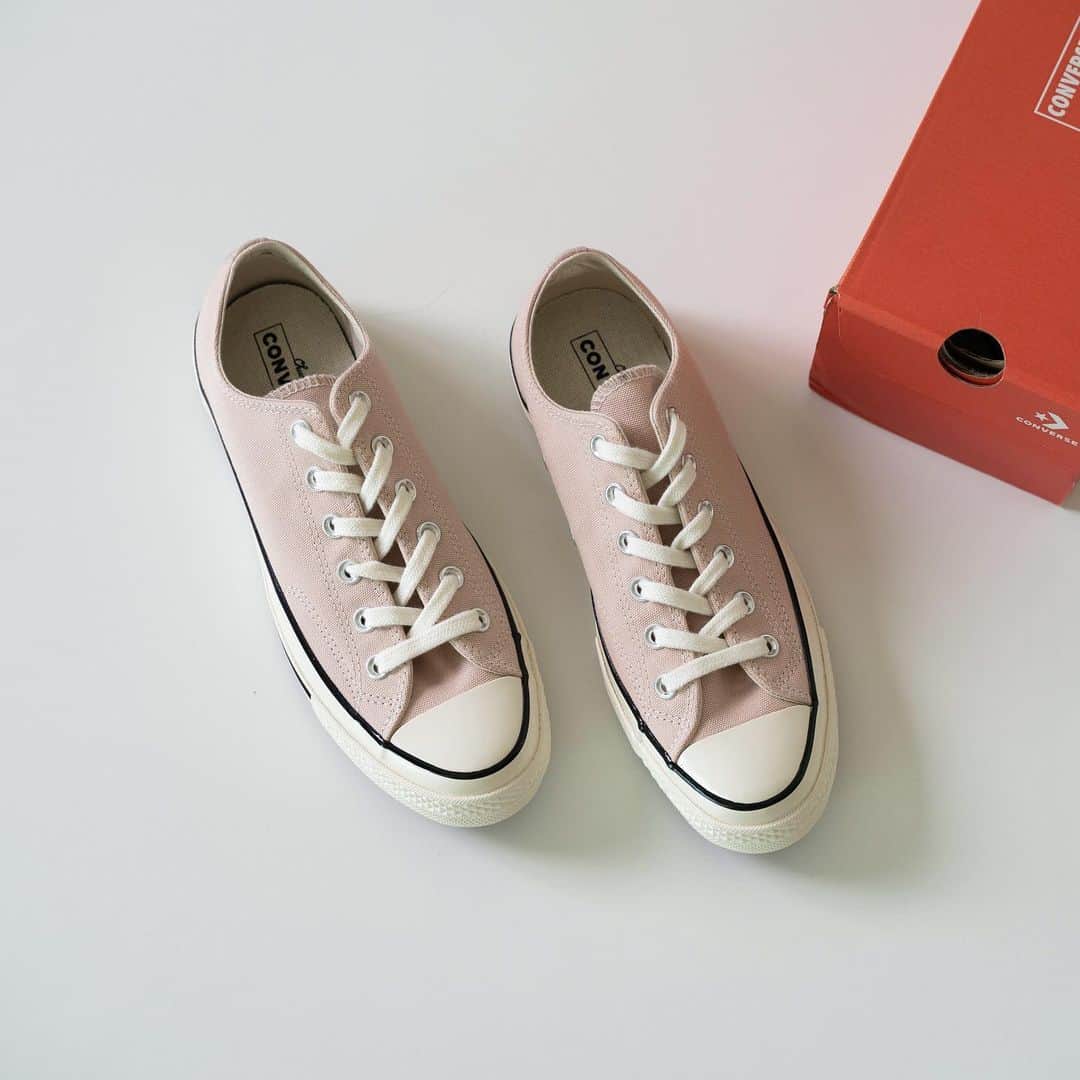 のインスタグラム：「久々にテンション上がる買い物したので投稿😂😂 ・ ・ ct70 PARTICLE BEIGE ・ ・ アウトレットでセールになってたので即購入🥺 マレーシアに来てて唯一良かったかも？笑 ・ ・ #ct70 #chucktaylor #chucktaylor70s #converse #newin #置き画くら部 #置き画倶楽部 #置き画 ———————————————————————— #ootd#coordinate#snap#fashionsnap#fashion#instafashion#instagood#メンズファッション#gu#uniqlo#爽やかコーデ#l4l#f4l#お洒落さんと繋がりたい#おしゃれさんと繋がりたい#オシャレさんと繋がりたい#写真撮ってる人と繋がりたい#写真好きな人と繋がりたい#ファインダー越しの私の世界 ————————————————————————」