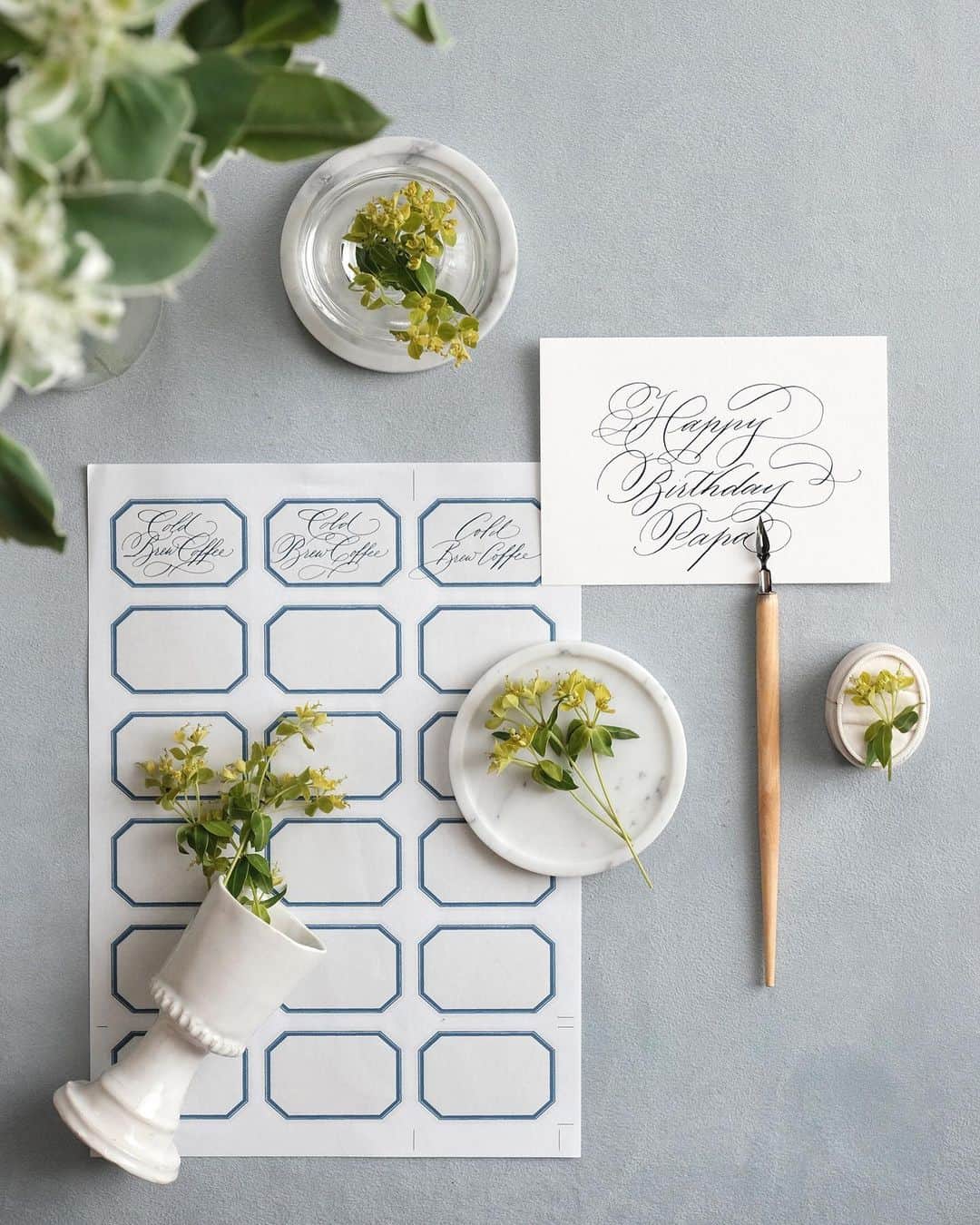 のインスタグラム：「I did a fun styled shoot at home with pretty greens from @araluenflowers and before sending all these labels and card out to @garcon.gourmand  This simple styling layout is using The Grid template that I talked about in my new book, Calligraphy Lifestyle. There are other templates such as The Organic, The Centre and Corner layout that I often use in my styling scene. —  #vhcalligraphy #truffypi #カリグラフィー #カリグラフィースタイリング #モダンカリグラフィー #calligraphystyling #カリグラフィーワークショップ #labels #moderncalligraphy #styling #stylingtips #calligraphylifestyle #birthdaycards #カリグラファ #スタイリングワークショップ #スタイリング #prettypapers #weekendflowers」