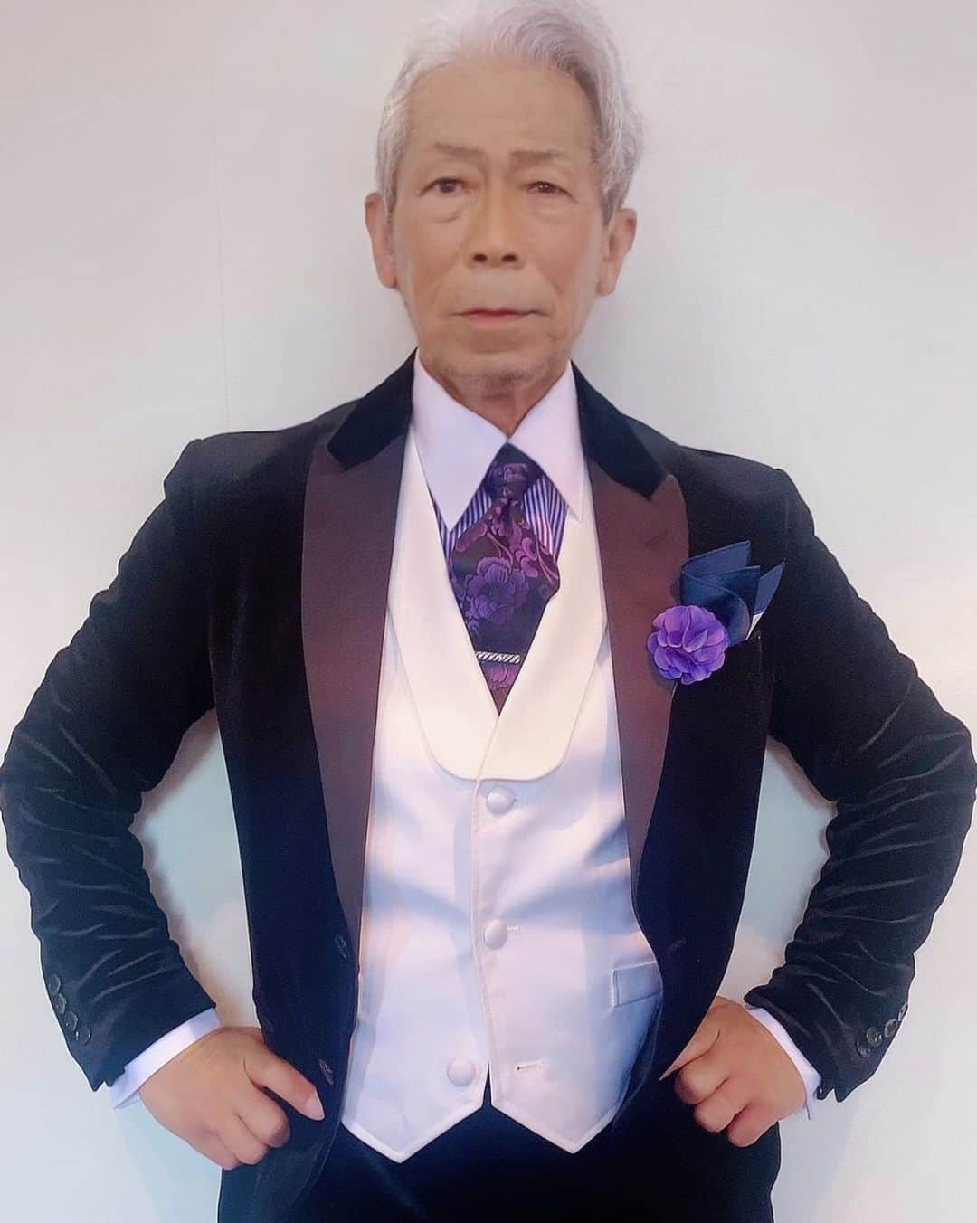 火口秀幸のインスタグラム：「‪自粛期間‬ ‪お逢いしない間に‬ ‪少し老けた気もしますが、‬ ‪皆さんにお逢い出来るの‬ ‪楽しみにしちょります‬ ‪#吉本坂46 #RED #HIDEBOH‬ ‪#オンライントーク会‬ ‪https://bit.ly/2MFUIbL‬」