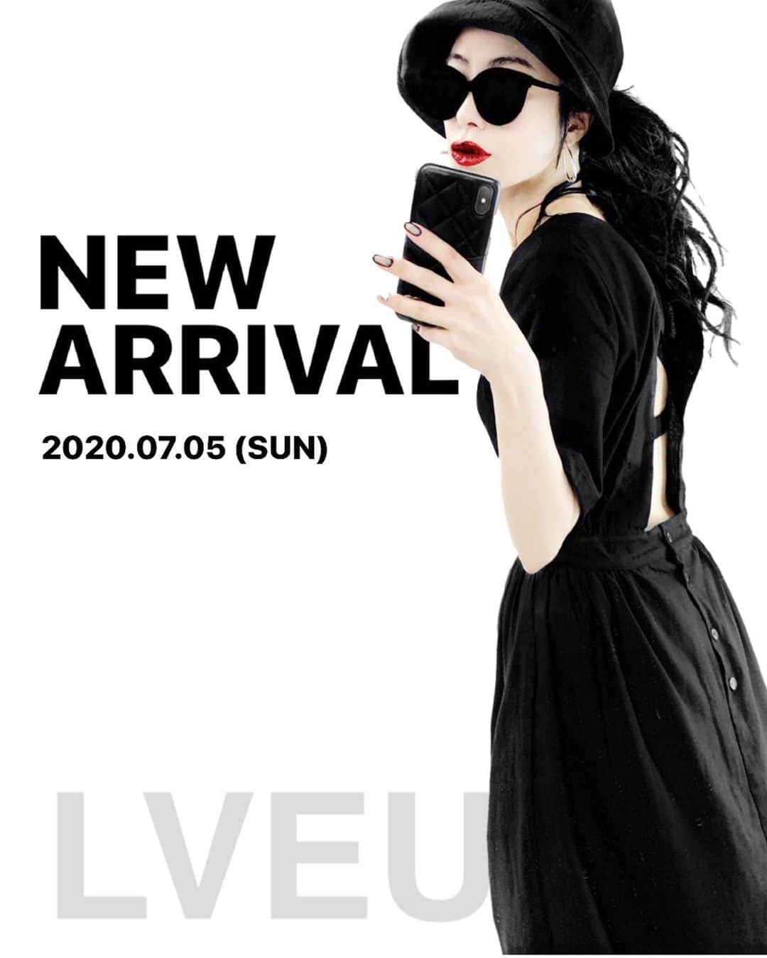 lve_xxxxのインスタグラム：「.﻿ .﻿ @lveu.official ﻿ 💁🏻‍♀️ＩＮＦＯＲＭＡＴＩＯＮ 📢﻿ ﻿ NEW ARRIVAL ﻿ 2020.07.05 (SUN) ﻿ ﻿ 新作ｱｲﾃﾑどどーんと入荷🛒‼️﻿ ﻿ 10枚までしか写真載せられないので😅💦﻿ 2回に分けてご紹介失礼します🙇🏻‍♀️﻿ ﻿ 1ｱｲﾃﾑづづ説明入れたら﻿ 長文になってしまった…😂苦笑﻿ ﻿ かなり長いですが﻿ お付き合い頂けましたら幸いです🙇🏻‍♀️﻿ ﻿ ﻿ ﻿ ❶ Back open V-neck one-piece﻿ BLACK﻿ ﻿ 背中ﾊﾟｯｶｰ🤗な後ろ開きOP﻿ ﻿ NuBraとかでｶﾞｯﾂﾘ背中出しても🙆‍♀️﻿ ﾁｭｰﾌﾞﾄｯﾌﾟと合わせたり色柄物とかの﻿ ｷｬﾐ着てあえて見せて着ても🙆‍♀️﻿ ﻿ 前はVﾈｯｸになってるので﻿ 鎖骨を綺麗に見せてくれます💯﻿ ﻿  ❷ Apron design one-piece﻿ BLACK﻿ ﻿ 以前参考商品としてｺｰﾃﾞ投稿した際に﻿ 入荷希望を多数頂いたOP﻿ 販売出来る事になりました☺︎﻿ ﻿ UﾈｯｸのTｼｬﾂﾜﾝにｴﾌﾟﾛﾝ風ﾃﾞｻﾞｲﾝのﾄﾞｯｷﾝｸﾞ！﻿ 前後な見え方が異なる癖ありﾃﾞｻﾞｲﾝ🙈﻿ ﻿ ｳｴｽﾄ部分をﾘﾎﾞﾝで結ぶので﻿ ｽｯｷﾘと着られます☝️﻿ ﻿ 小柄な方はﾘﾎﾞﾝを、後ろでなはなく﻿ 前で結んで頂きﾌﾞﾗｳｼﾞﾝｸﾞして頂くと﻿ 着丈の長さ調整可能です☺︎﻿ ﻿ ﻿ ❸ Twist cropped T-shirt﻿ BLACK / WHITE﻿ ﻿ ｸﾛｯﾌﾟﾄﾞ丈でﾌﾛﾝﾄのｸﾛｽﾃﾞｻﾞｲﾝがﾎﾟｲﾝﾄ☝️﻿ 主張しすぎないﾃﾞｻﾞｲﾝなので﻿ ﾎﾞﾄﾑを選ばずに着まわし可能🙆‍♀️﻿ ﻿ 個人的にはﾊｱｳｴｽﾄ系のﾎﾞﾄﾑと合わせて﻿ 着ると足長ﾊﾞﾗﾝｽ最強だと🤔🖤﻿ ﻿ ﻿ ❹ Back design short sleeve T-shirt﻿ BLACK / WHITE﻿ ﻿ 大人気のﾊﾞｯｸﾃﾞｻﾞｲﾝTeeの半袖ver！﻿ ﻿ 半袖が欲しい！とのﾘｸｴｽﾄをかなり頂き﻿ love callにお答えして😘(え？)﻿ 急遽販売決定となりました👏﻿ ﻿ 取り敢えず長袖持ってる方は﻿ 半袖も欲しいと思って頂けた筈！笑﻿ ﻿ 個人に半袖がめっちゃ欲しかったので﻿ 2色買いしました🖤笑﻿ ﻿ ﻿ ❺ Wrap ribbon pants﻿ BLACK / IVORY﻿ ﻿ ﾗｯﾌﾟﾃﾞｻﾞｲﾝﾊﾟﾝﾂってなんか夏になると﻿ 着たくなるのは私だけでしょうか？😂笑﻿ ﻿ ｽﾀｲﾙｱｯﾌﾟ出来てるﾊｲｳｴｽﾄ仕様﻿ 取り敢えず盛れます👍﻿ ﻿ ｶｼﾞｭｱﾙにもｷﾚｲめにも着られるので﻿ お好みのｽﾀｲﾘﾝｸﾞで☺︎🖤﻿ ﻿ ﻿ ❻ Washer sheer tops﻿ BLACK / WHITE / BROWN﻿ ﻿ 流行りのﾜｯｼｬｰﾃﾞｻﾞｲﾝの半袖ver﻿ ﻿ 程よいｼｱｰ感とﾜｯｼｬｰ﻿ 間違いなく可愛いやつ🙈笑﻿ ﻿ こらからの夏場にﾋﾟｯﾀﾘ☝️﻿ ｽｶｰﾄでもﾊﾟﾝﾂでも相性ﾊﾞｯﾁﾘ！﻿ ﻿ 個人的にｼﾞｬﾝﾊﾟｰｽｶｰﾄさｻﾛﾍﾟと合わせても﻿ 可愛いなー🤭と妄想しております😂笑﻿ ﻿ ﻿ ❼ Pleated wide pants﻿ BLACK / LIGHT BEIGE﻿ ﻿ LVEU.どんだけﾌﾟﾘｰﾂﾊﾟﾝﾂ出すねん！って﻿ 思われるかと思うんですが😂爆﻿ ﻿ 同じやないんです😤﻿ 形や素材が全て異なります☝️﻿ ﻿ こちらは、光沢感が若干あり﻿ 落ち感がのある素材のﾜｲﾄﾞｼﾙｴｯﾄです﻿ ﻿ 細ﾌﾟﾘｰﾂなので体型ｶﾊﾞｰにﾋﾟｯﾀﾘで﻿ 細見え叶う楽ﾁﾝﾊﾟﾝﾂとなります🤗﻿ ﻿ ﻿ ❽ Gingham check skirt﻿ BLACK﻿ ﻿ ｷﾞﾝｶﾞﾑﾁｪｯｸは子供っぽくなりがち？﻿ いいえ🙅‍♀️そんな事はﾅｲ！！(語尾強め)﻿ ﻿ ﾃｨｱｰﾄﾞのこちらは、歩く度に﻿ 揺れて大人のｶｼﾞｭｱﾙｶｼﾞｭｱﾙｺｰﾃﾞにﾋﾟｯﾀﾘ☝️✧﻿ ﻿ 切替ﾃﾞｻﾞｲﾝになってるので﻿ ｼﾜを気にせずに御着用可能です☺︎﻿ ﻿ ﻿ ❾ Tiered flare one-piece﻿ BLACK / GRAY﻿ ﻿ ﾃｨｧｰﾄﾞﾌﾚｱOPはﾊｲｳｴｽﾄの切り替えが﻿ 視線を上に持っていきｽﾀｲﾙｱｯﾌﾟが叶う﻿ 有り難いﾃﾞｻﾞｲﾝ☺︎﻿ ﻿ 着丈が115㌢となっておりますので﻿ 長い丈感がお好みでない方や小柄な方に﻿ ﾋﾟｯﾀﾘかと思います🙆‍♀️💯﻿ ﻿ ﻿ ﻿ #LVEU. #ラブユ﻿ #NEWARRIVAL」
