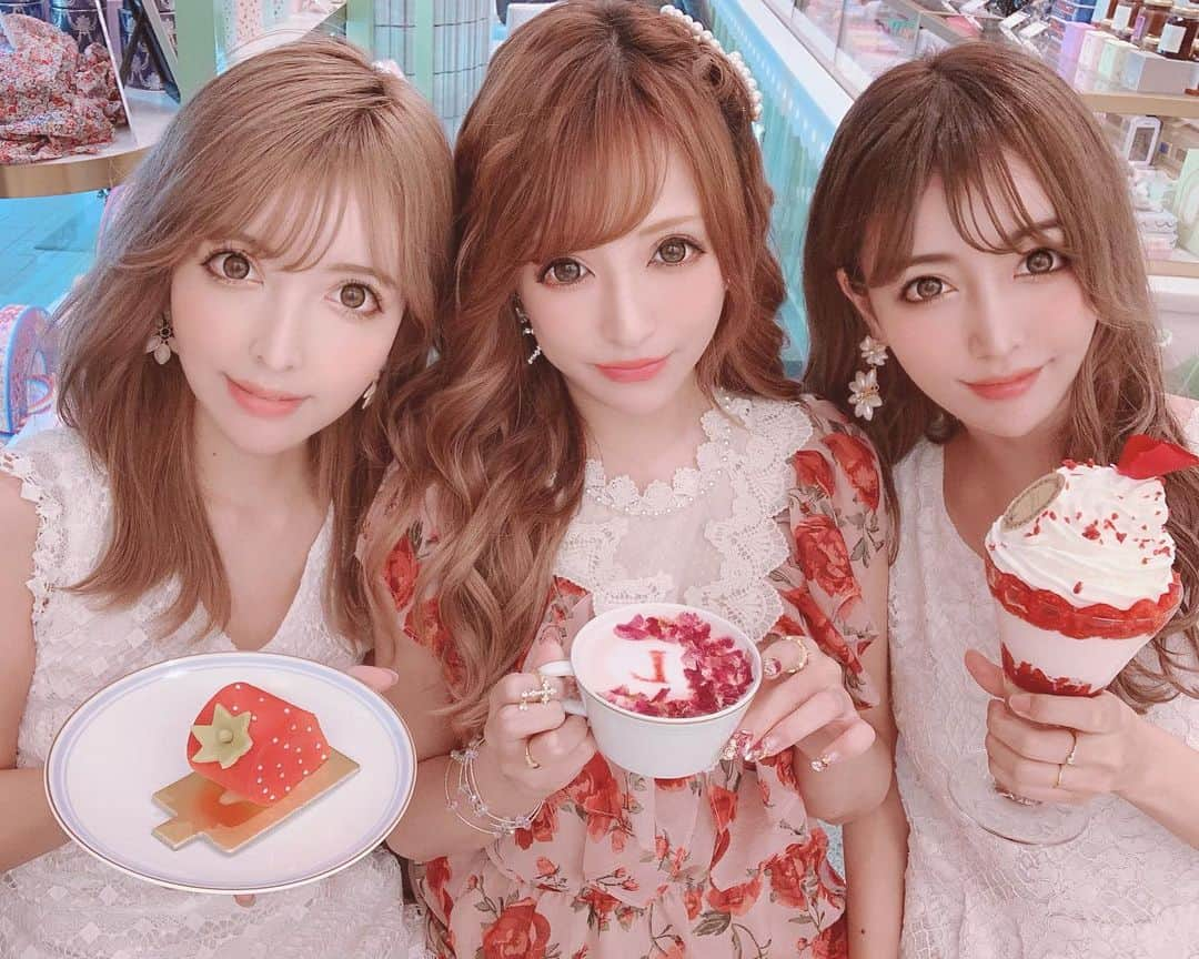 桜井莉菜さんのインスタグラム写真 - (桜井莉菜Instagram)「昼活💓 可愛い場所で可愛い物を愛でて可愛い物を食す🌹 幸せ🥰  #カフェ#ラデュレ渋谷松濤店#映えカフェ#可愛い」6月28日 14時36分 - rina__sakurai