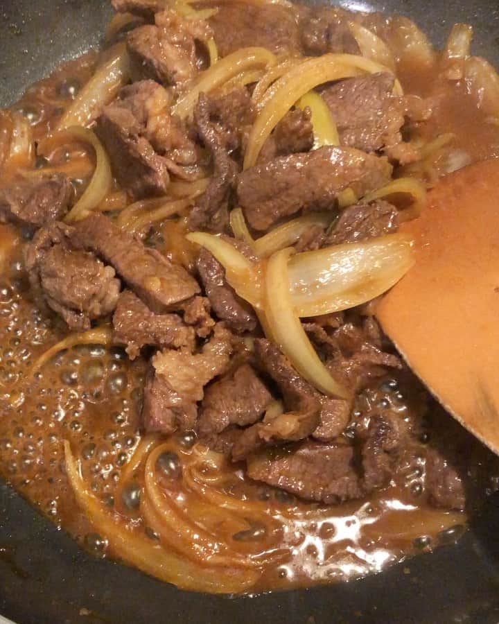のインスタグラム：「先日、酒場でいきなり熊肉のジャーキーをもらって仲良くなった関屋の夏侯惇が 、家までボタン（猪肉）を持ってきてくれたので味濃い目の生姜焼きに。マヨネーズトッピングしたらかなりポップな仕上がりになった。酔った勢いで携帯に登録してる名前（風魔さん）もアヤフヤだけど、8月になったらキノコ採りに行くぞと誘われています。」