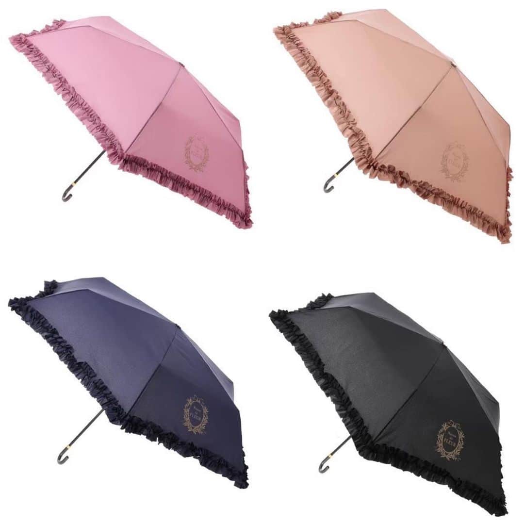 maisondefleur_pressさんのインスタグラム写真 - (maisondefleur_pressInstagram)「. ＼晴雨兼用で年中使える✨／ . 雨の日も可愛く♪ Maison de FLEURの折り畳み傘！ . 持ち運びやすい巾着タイプのカバーがついたシンプルなデザインと、ヒートカットしたボリュームリルがレディライクな折りたたみ傘が発売中♪ . どちらもMaison de FLEURのゴールドのロゴプリントがエレガントに映えるアイテムです✨ . 持ち手はフックタイプになっており、ゴールドのメタル使いも品良く映えるアクセントにも！ . . 晴雨兼用だから 雨の日だけじゃなく 日差しの気になるこれからの季節も使えるのが◎ . . 全国ショップにて、週末に続々再入荷中です♫ ※店舗により入荷状況が異なります。在庫につきましては各店舗へお問い合わせください。 . 公式通販ストライプクラブ、ZOZOTOWNでも 大好評販売中です！ . #maisondefleur#メゾンドフルール#umbrella #日傘#sunbrella#rainday#paris#newcolor #pink#frill#梅雨#梅雨コーデ#雨の日コーデ #雨の日デート#おうち時間#フリル#ピンク #可愛い#かわいい女の子 . .」6月28日 14時44分 - maisondefleur_press