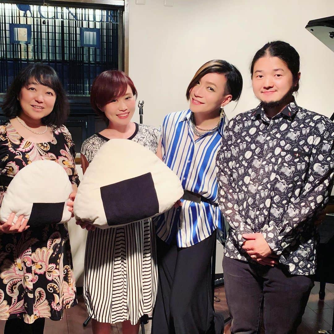 Karinのインスタグラム：「2020年7月LIVE情報🎤  ステージで歌わせていただけることに感謝です✨ ・ 2020/7/3(金)・7/28(火) おむすびJAZZ赤坂 http://meroom.com/jazz.html Charge ¥3,000 ・ 2020/7/9(木)・7/24(祝) 新横浜チャーリーズBAR http://www.lentracte.jp/jazz_bar/ Charge 7/9¥2,500(Pf) 7/24¥3,000(Pf&b) ・ ※おむすびJAZZ赤坂のライブ時間は営業時間内に20分程のステージを３～5回程随時お届けいたします。 ・ #JAZZ #BAR #新横浜 #ラントラクト #チャーリーズバー #おむすびjazz赤坂 #シンガー #シンガーソングライター #音楽 #音楽好きな人と繋がりたい  #ライブ #写真 #live #photo #music #ilovemusic #musicgram #karin #singer #singersongwriter」