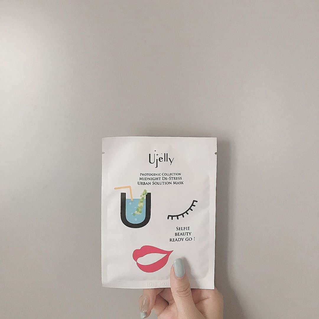 のインスタグラム：「. . 友達に勧められて使ってみた シートマスクが意外にも効果あった🤭🧡 原産国は台湾らしい！ 私はとにかく保湿したいから 保湿タイプ使ってみた！ シート取ったあと、 肌の内側に入ってる感じもしたし、 ちゃんと入ったものが閉じこまってる感もあったから びっくり🤩💛 肌がぷにぷにになったー💛 ありがたい。 . @ujelly_japan . (種類たくさんあるからこっちでチェックしてみて) . . . #インスタ映えマスク #インスタ映え #美容  #保湿 #シートマスク #パック #30代美容#20代美容 #乾燥肌 #スキンケア #基礎化粧品 #スキンケア好きさんと繋がりたい  #美容好きな人と繋がりたい #いいね返し」