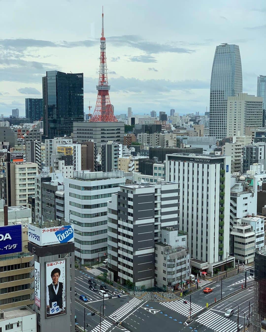 佐藤東弥のインスタグラム：「今日の東京タワー 天気は下り坂だろうか 丹沢は見えない」