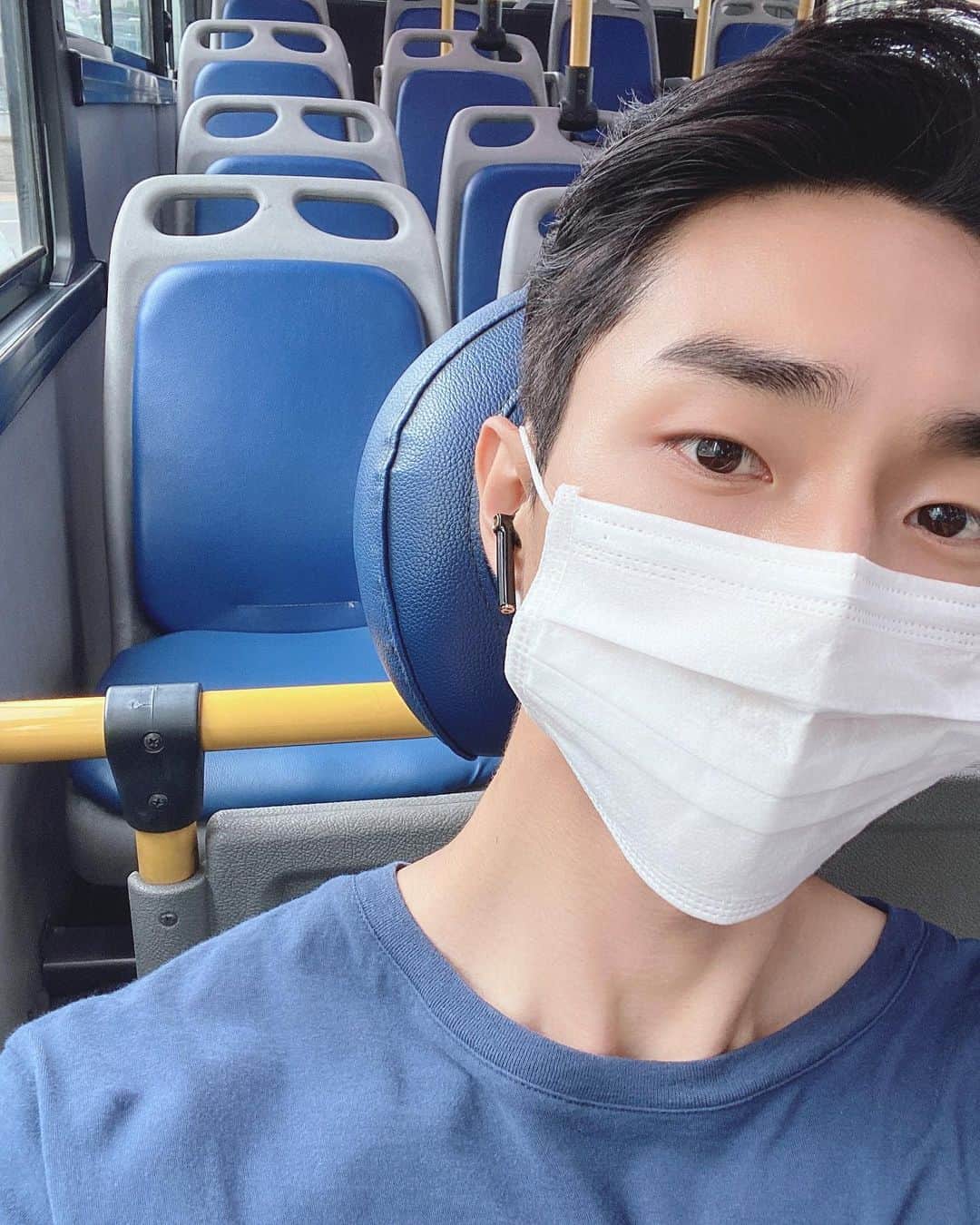 Jay のインスタグラム：「아무도 없다...🚎」